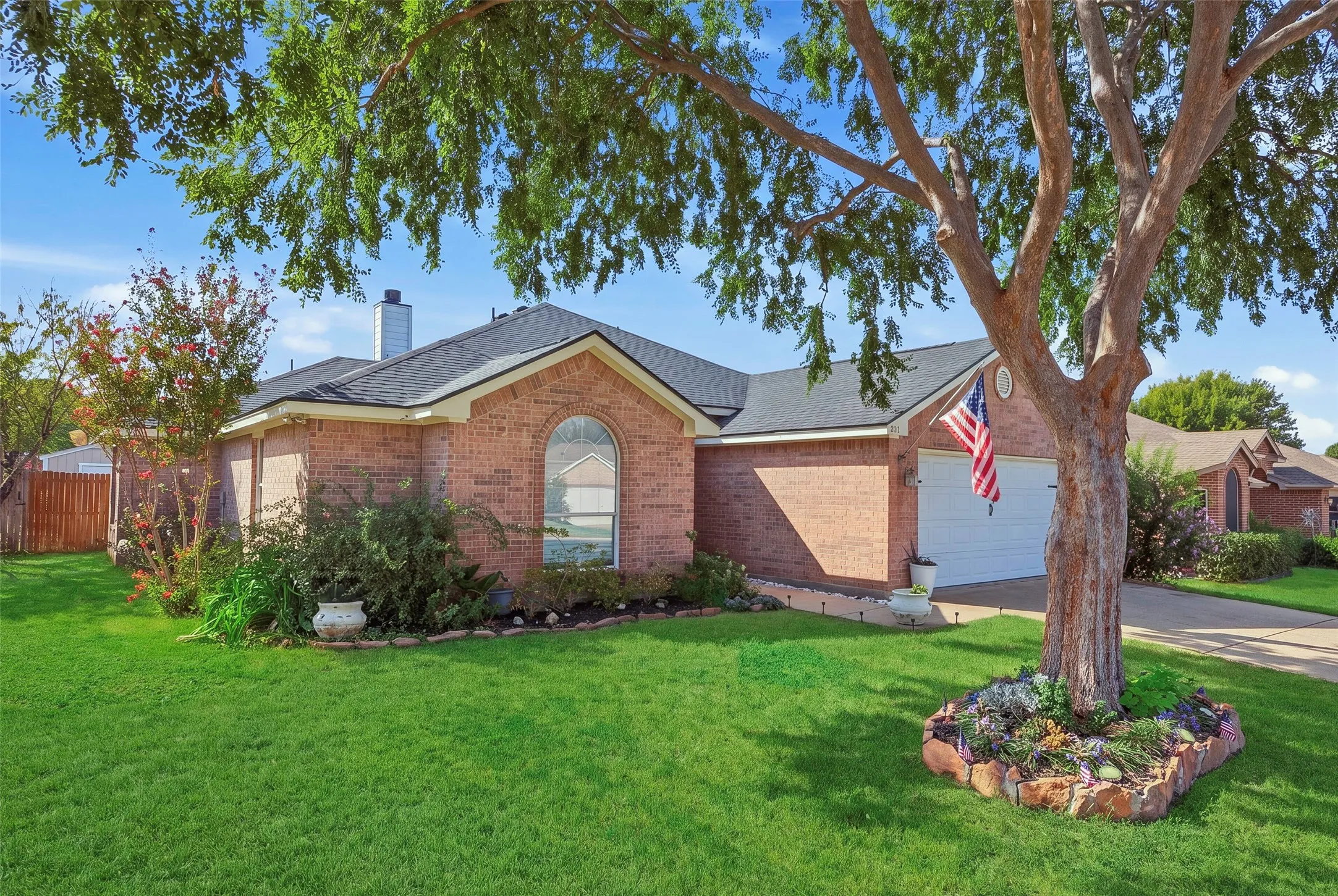 Single Family Residence For Sale in Parker County , 221 Whitestone Way, Weatherford, Texas 76085, 3 Bedroom, 2 Bathroom, 2 Garage spaces, 1,707 Sqft, built in 2002, mls#21397647, Real Estate Agent in Weatherford, Homes For Sale in Parker county, Homes For Sale in Weatherford, Realtor in Weatherford Texas, Real Estate Brokerage Independent Realty Texas, Luminita Cordes Realtor
