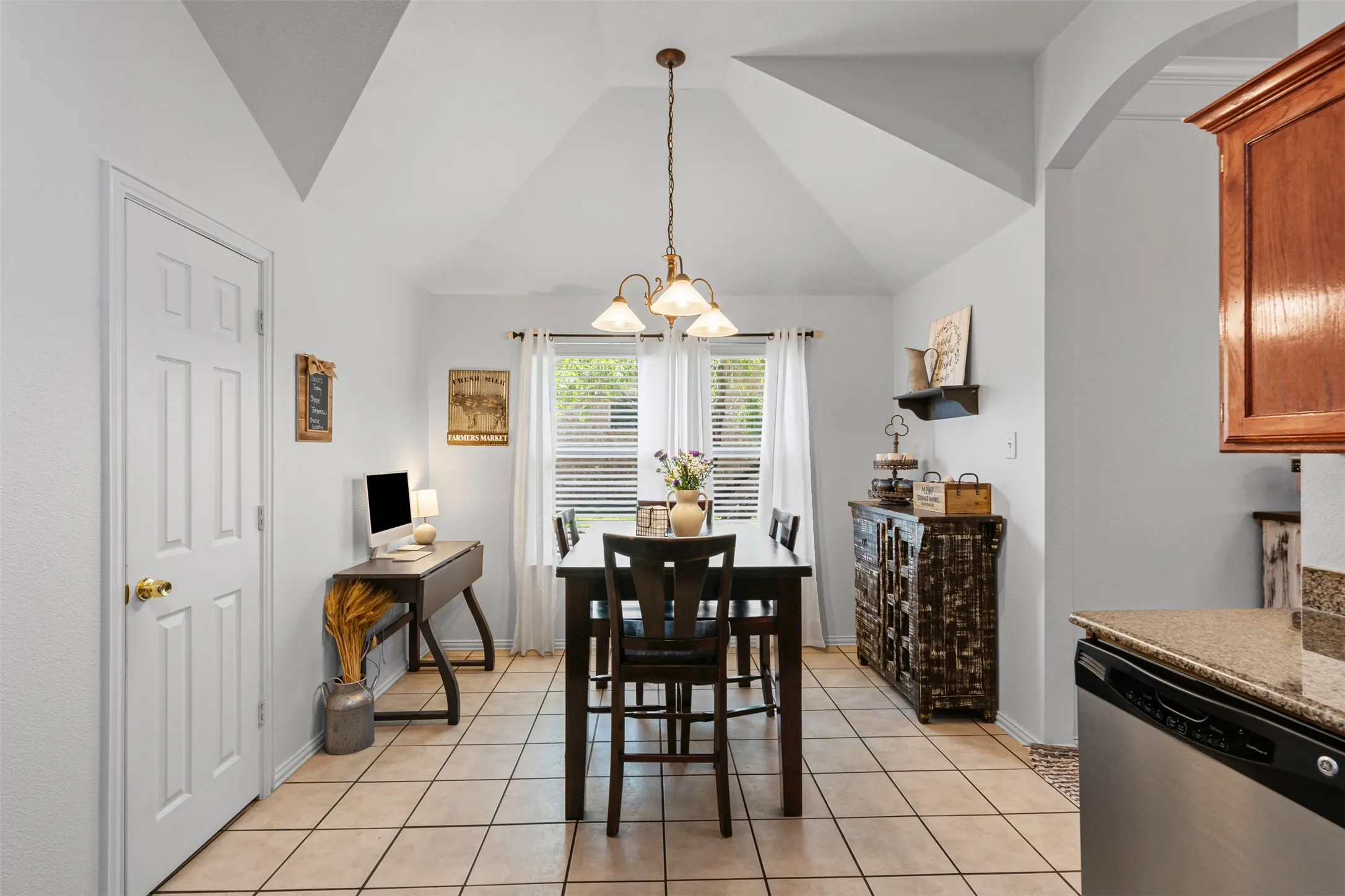 Single Family Residence For Sale in Parker County , 221 Whitestone Way, Weatherford, Texas 76085, 3 Bedroom, 2 Bathroom, 2 Garage spaces, 1,707 Sqft, built in 2002, mls#21397647, Real Estate Agent in Weatherford, Homes For Sale in Parker county, Homes For Sale in Weatherford, Realtor in Weatherford Texas, Real Estate Brokerage Independent Realty Texas, Luminita Cordes Realtor