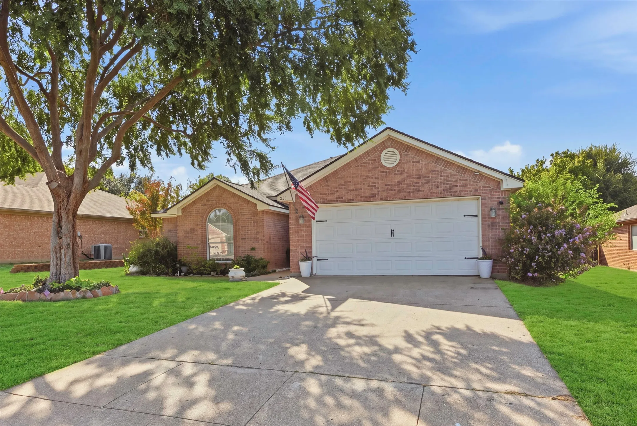 Single Family Residence For Sale in Parker County , 221 Whitestone Way, Weatherford, Texas 76085, 3 Bedroom, 2 Bathroom, 2 Garage spaces, 1,707 Sqft, built in 2002, mls#21397647, Real Estate Agent in Weatherford, Homes For Sale in Parker county, Homes For Sale in Weatherford, Realtor in Weatherford Texas, Real Estate Brokerage Independent Realty Texas, Luminita Cordes Realtor