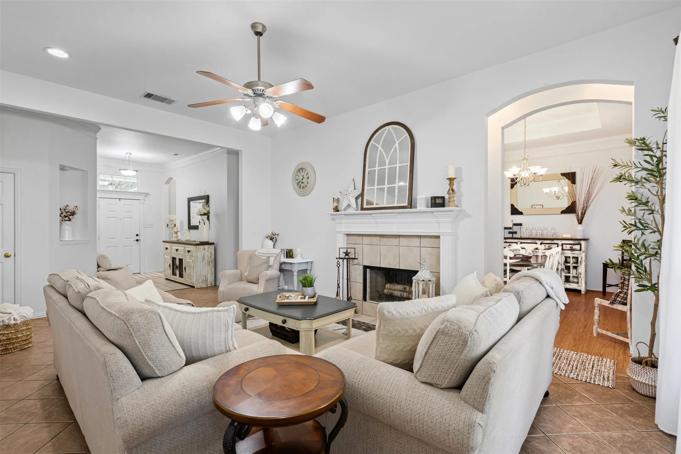 Single Family Residence For Sale in Parker County , 221 Whitestone Way, Weatherford, Texas 76085, 3 Bedroom, 2 Bathroom, 2 Garage spaces, 1,707 Sqft, built in 2002, mls#21397647, Real Estate Agent in Weatherford, Homes For Sale in Parker county, Homes For Sale in Weatherford, Realtor in Weatherford Texas, Real Estate Brokerage Independent Realty Texas, Luminita Cordes Realtor
