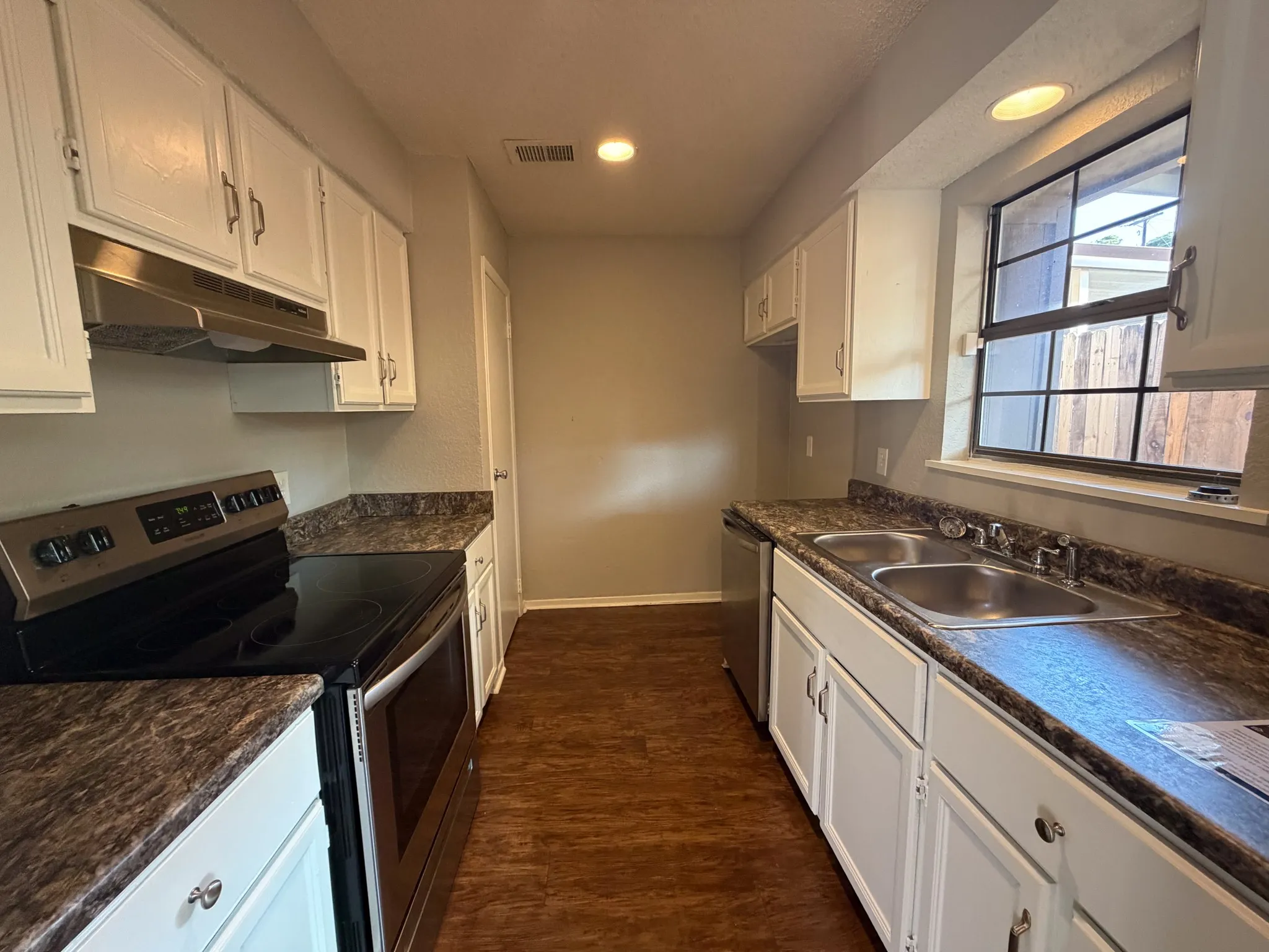 Triplex For Rent in Tarrant County , 615 Lost Springs Court C, Arlington, Texas 76012, 2 Bedroom, 2 Bathroom, Garage spaces, 1,045 Sqft, built in 1983, mls#21399807, Real Estate Agent in Arlington, Homes For Rent in Tarrant county, Homes For Rent in Arlington, Realtor in Arlington Texas, Real Estate Brokerage Independent Realty Texas, Luminita Cordes Realtor