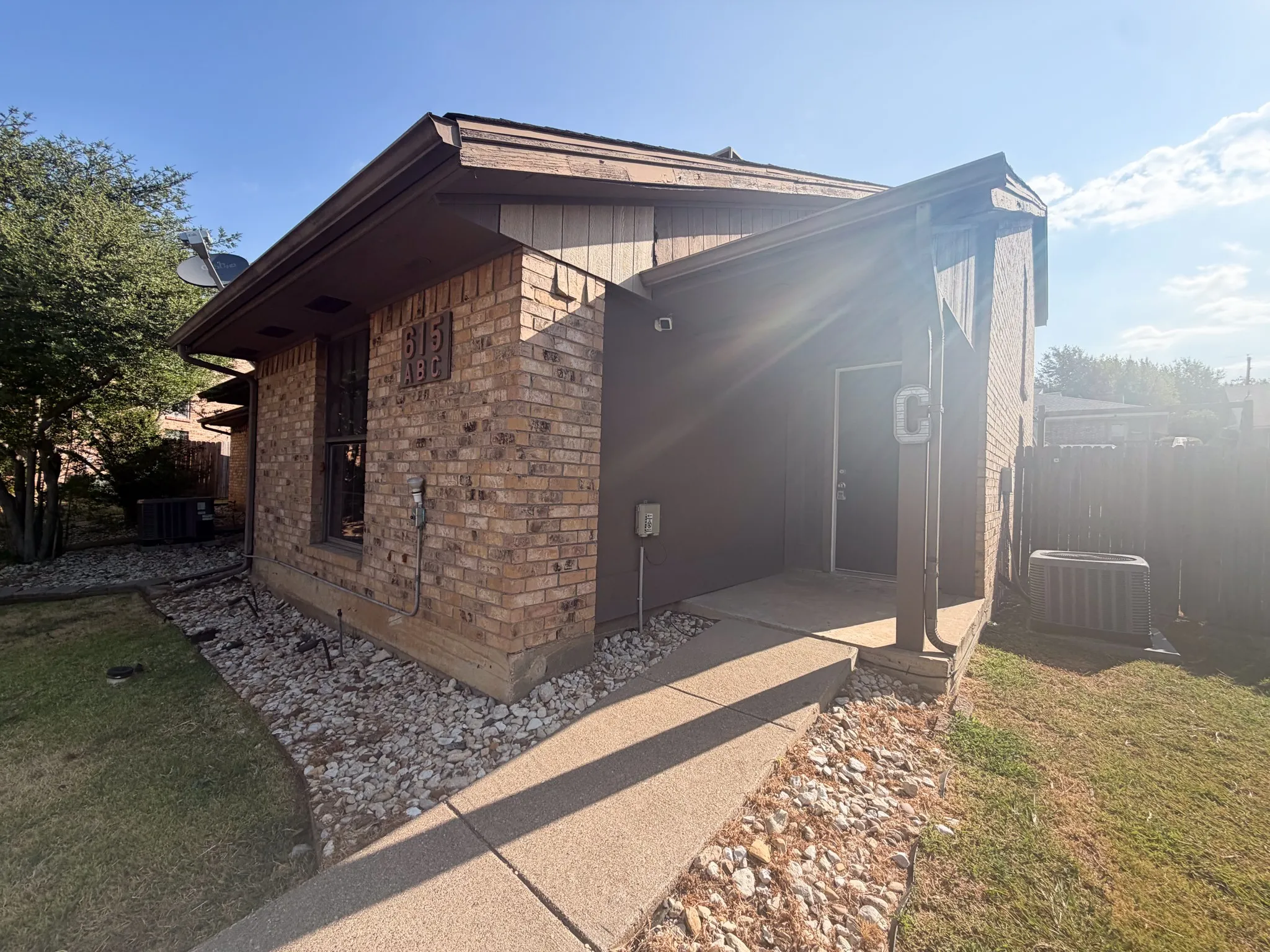 Triplex For Rent in Tarrant County , 615 Lost Springs Court C, Arlington, Texas 76012, 2 Bedroom, 2 Bathroom, Garage spaces, 1,045 Sqft, built in 1983, mls#21399807, Real Estate Agent in Arlington, Homes For Rent in Tarrant county, Homes For Rent in Arlington, Realtor in Arlington Texas, Real Estate Brokerage Independent Realty Texas, Luminita Cordes Realtor
