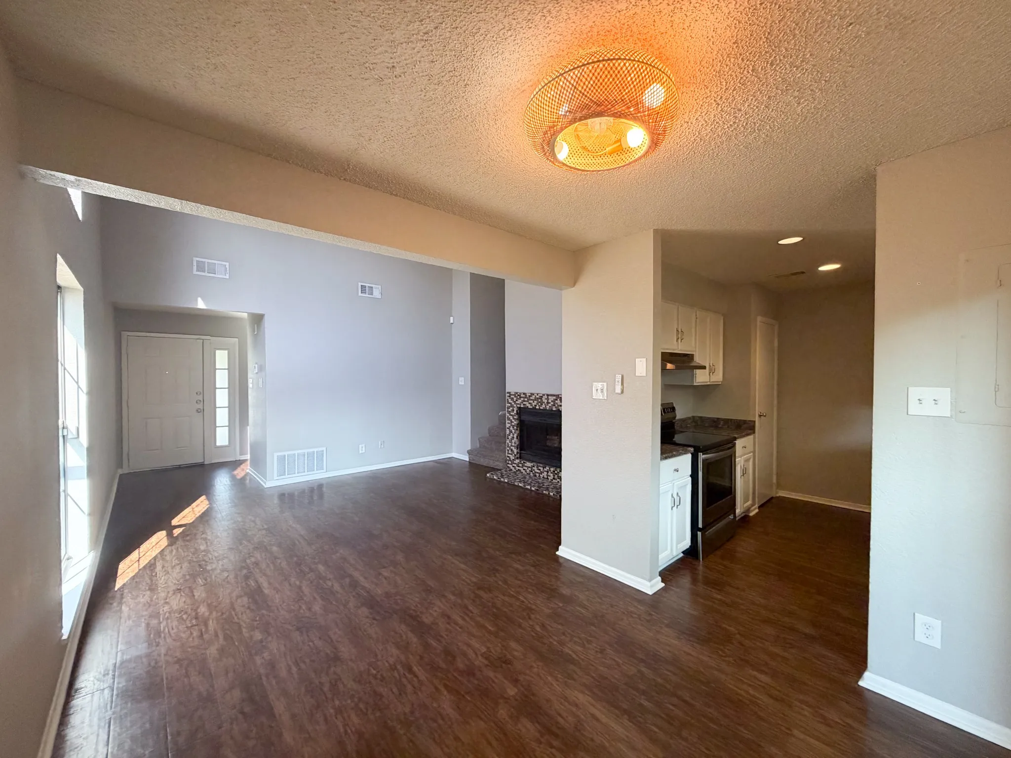 Triplex For Rent in Tarrant County , 615 Lost Springs Court C, Arlington, Texas 76012, 2 Bedroom, 2 Bathroom, Garage spaces, 1,045 Sqft, built in 1983, mls#21399807, Real Estate Agent in Arlington, Homes For Rent in Tarrant county, Homes For Rent in Arlington, Realtor in Arlington Texas, Real Estate Brokerage Independent Realty Texas, Luminita Cordes Realtor
