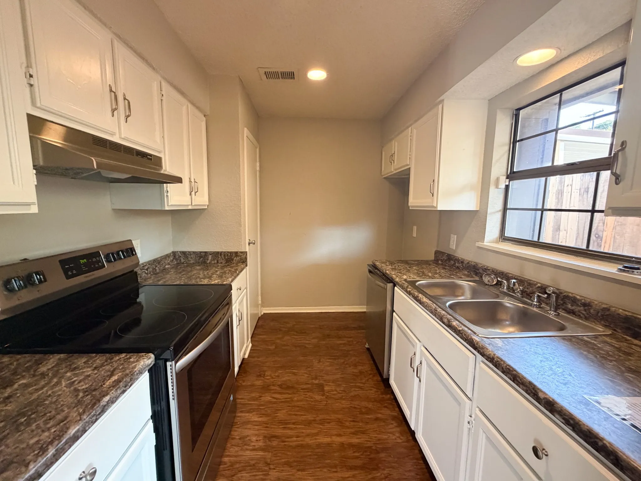 Triplex For Rent in Tarrant County , 615 Lost Springs Court C, Arlington, Texas 76012, 2 Bedroom, 2 Bathroom, Garage spaces, 1,045 Sqft, built in 1983, mls#21399807, Real Estate Agent in Arlington, Homes For Rent in Tarrant county, Homes For Rent in Arlington, Realtor in Arlington Texas, Real Estate Brokerage Independent Realty Texas, Luminita Cordes Realtor