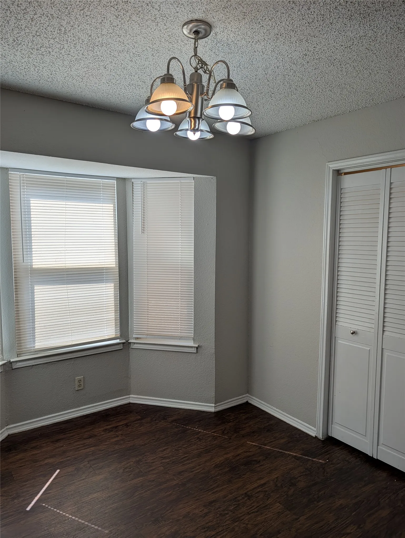 Single Family Residence For Rent in Tarrant County , 1909 Willow Vale Drive, Fort Worth, Texas 76134, 3 Bedroom, 2 Bathroom, 2 Garage spaces, 1,315 Sqft, built in 1984, mls#21399812, Real Estate Agent in Fort Worth, Homes For Rent in Tarrant county, Homes For Rent in Fort Worth, Realtor in Fort Worth Texas, Real Estate Brokerage Independent Realty Texas, Luminita Cordes Realtor