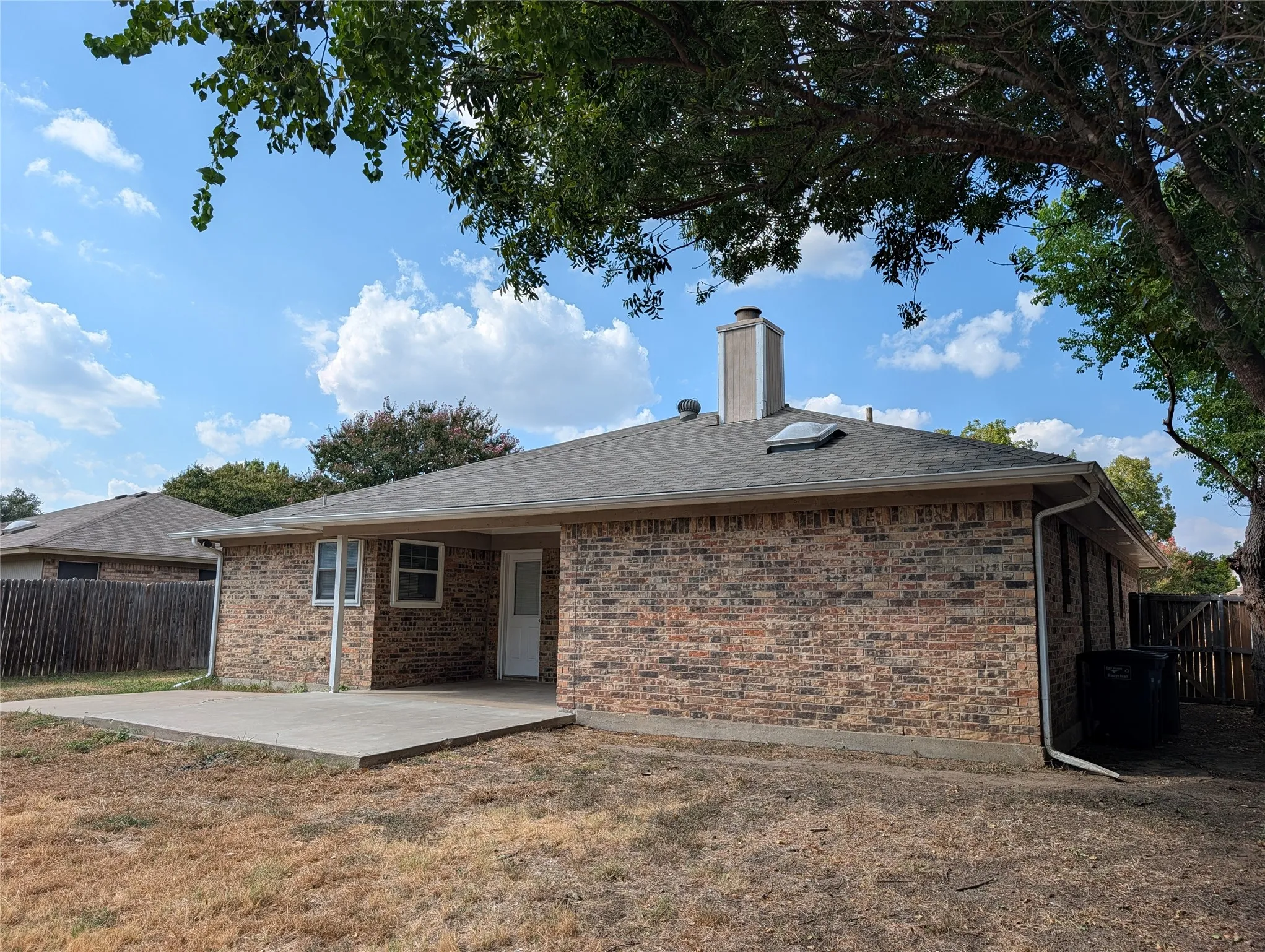 Single Family Residence For Rent in Tarrant County , 1909 Willow Vale Drive, Fort Worth, Texas 76134, 3 Bedroom, 2 Bathroom, 2 Garage spaces, 1,315 Sqft, built in 1984, mls#21399812, Real Estate Agent in Fort Worth, Homes For Rent in Tarrant county, Homes For Rent in Fort Worth, Realtor in Fort Worth Texas, Real Estate Brokerage Independent Realty Texas, Luminita Cordes Realtor