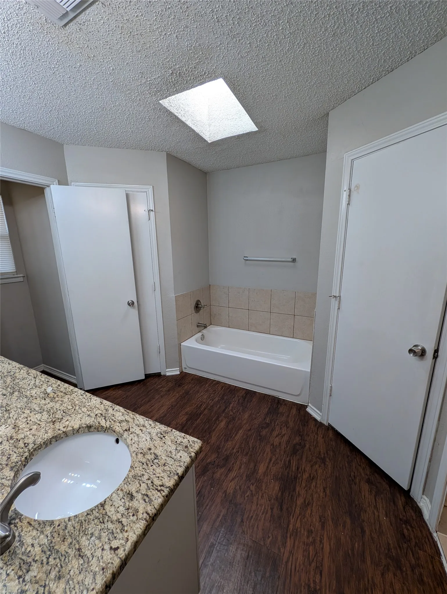 Single Family Residence For Rent in Tarrant County , 1909 Willow Vale Drive, Fort Worth, Texas 76134, 3 Bedroom, 2 Bathroom, 2 Garage spaces, 1,315 Sqft, built in 1984, mls#21399812, Real Estate Agent in Fort Worth, Homes For Rent in Tarrant county, Homes For Rent in Fort Worth, Realtor in Fort Worth Texas, Real Estate Brokerage Independent Realty Texas, Luminita Cordes Realtor