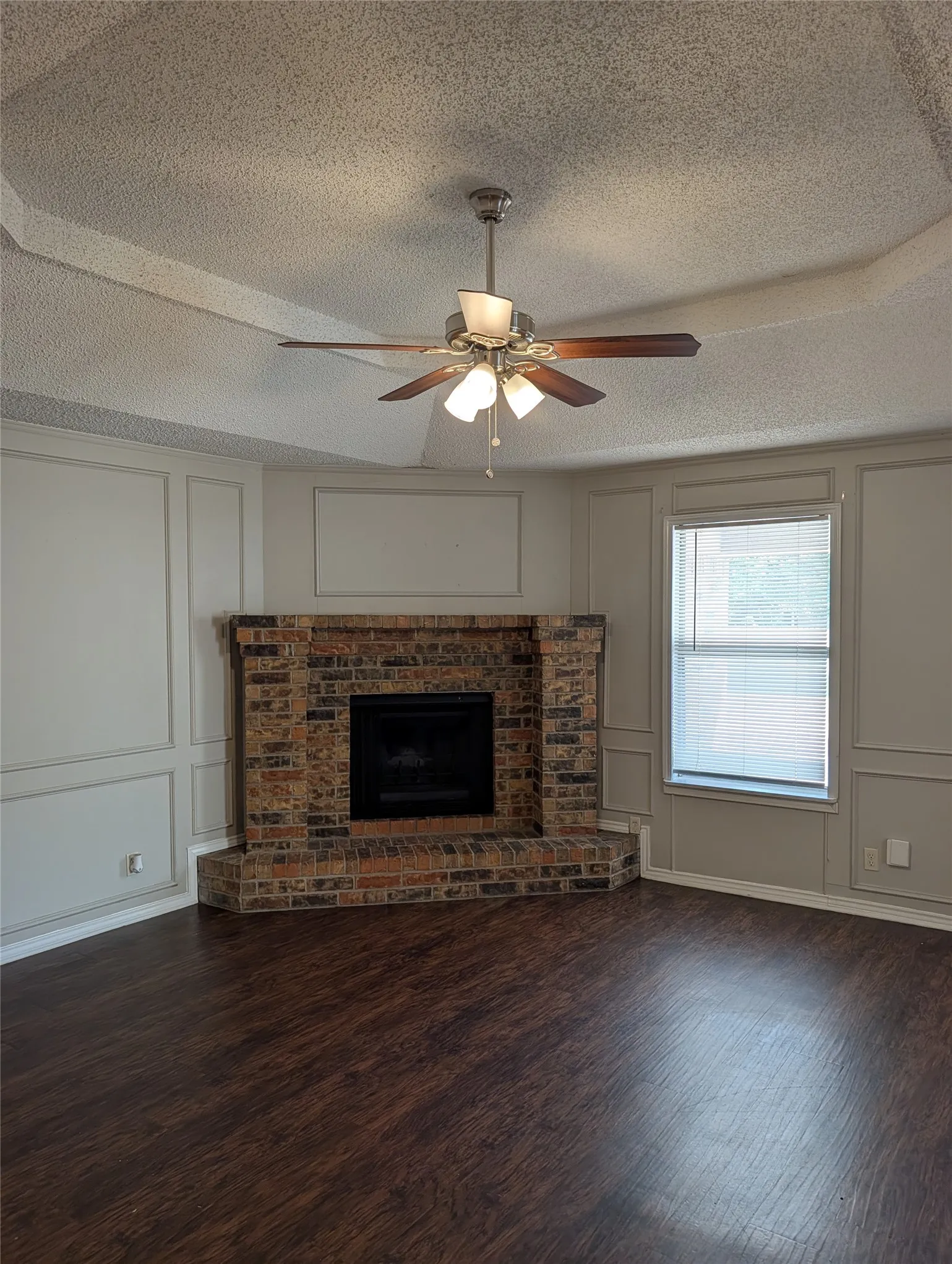 Single Family Residence For Rent in Tarrant County , 1909 Willow Vale Drive, Fort Worth, Texas 76134, 3 Bedroom, 2 Bathroom, 2 Garage spaces, 1,315 Sqft, built in 1984, mls#21399812, Real Estate Agent in Fort Worth, Homes For Rent in Tarrant county, Homes For Rent in Fort Worth, Realtor in Fort Worth Texas, Real Estate Brokerage Independent Realty Texas, Luminita Cordes Realtor