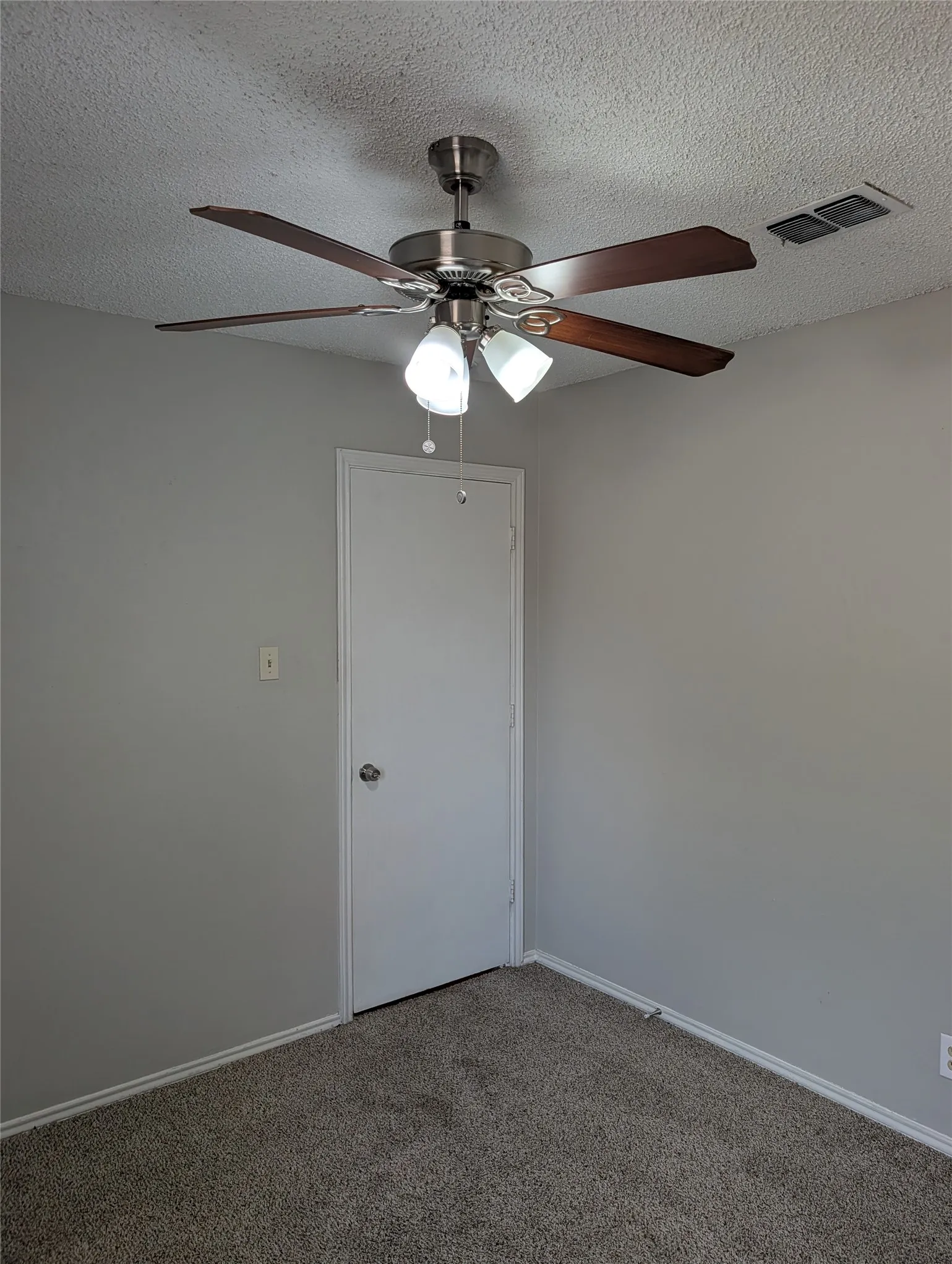 Single Family Residence For Rent in Tarrant County , 1909 Willow Vale Drive, Fort Worth, Texas 76134, 3 Bedroom, 2 Bathroom, 2 Garage spaces, 1,315 Sqft, built in 1984, mls#21399812, Real Estate Agent in Fort Worth, Homes For Rent in Tarrant county, Homes For Rent in Fort Worth, Realtor in Fort Worth Texas, Real Estate Brokerage Independent Realty Texas, Luminita Cordes Realtor
