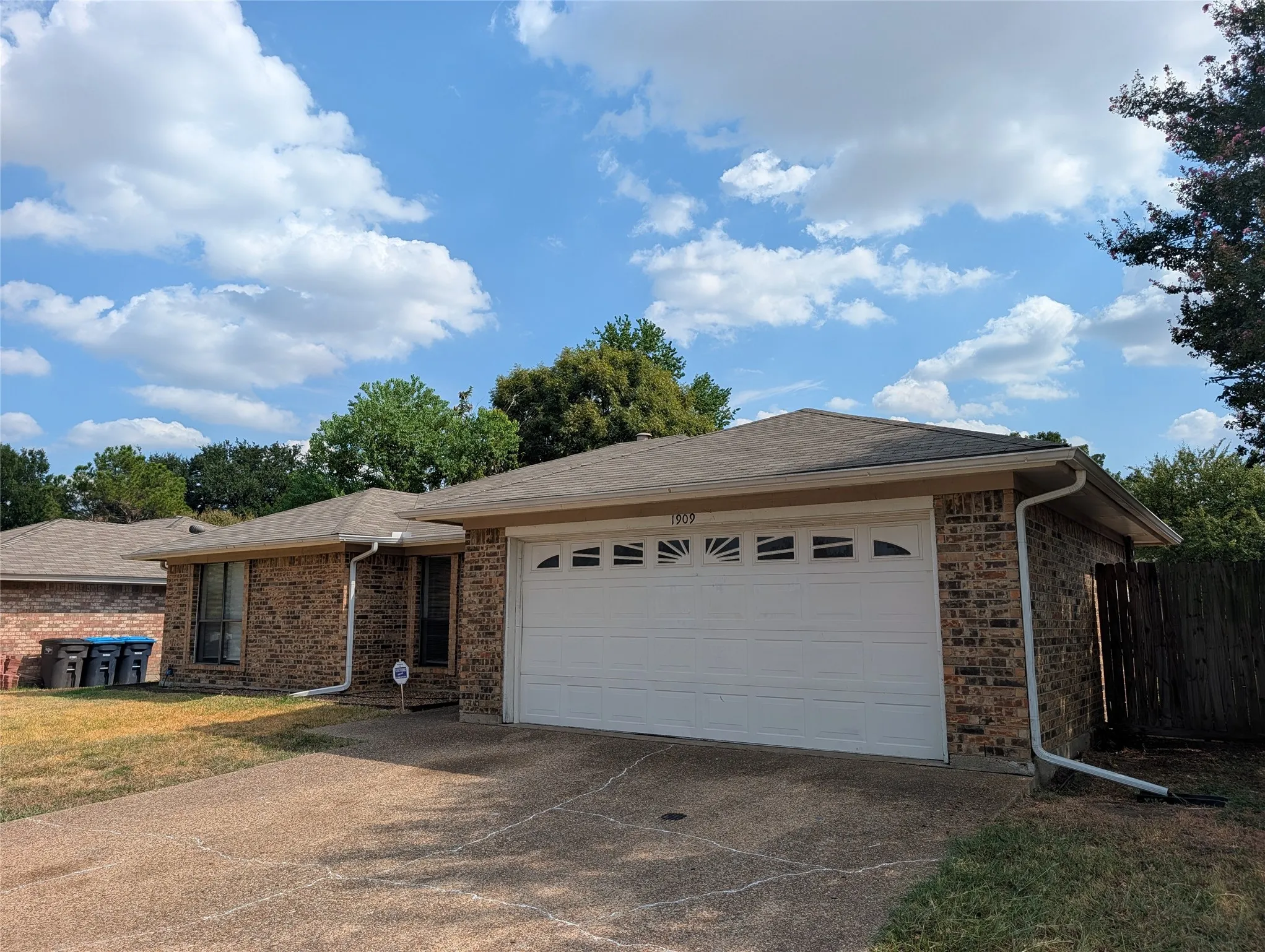 Single Family Residence For Rent in Tarrant County , 1909 Willow Vale Drive, Fort Worth, Texas 76134, 3 Bedroom, 2 Bathroom, 2 Garage spaces, 1,315 Sqft, built in 1984, mls#21399812, Real Estate Agent in Fort Worth, Homes For Rent in Tarrant county, Homes For Rent in Fort Worth, Realtor in Fort Worth Texas, Real Estate Brokerage Independent Realty Texas, Luminita Cordes Realtor