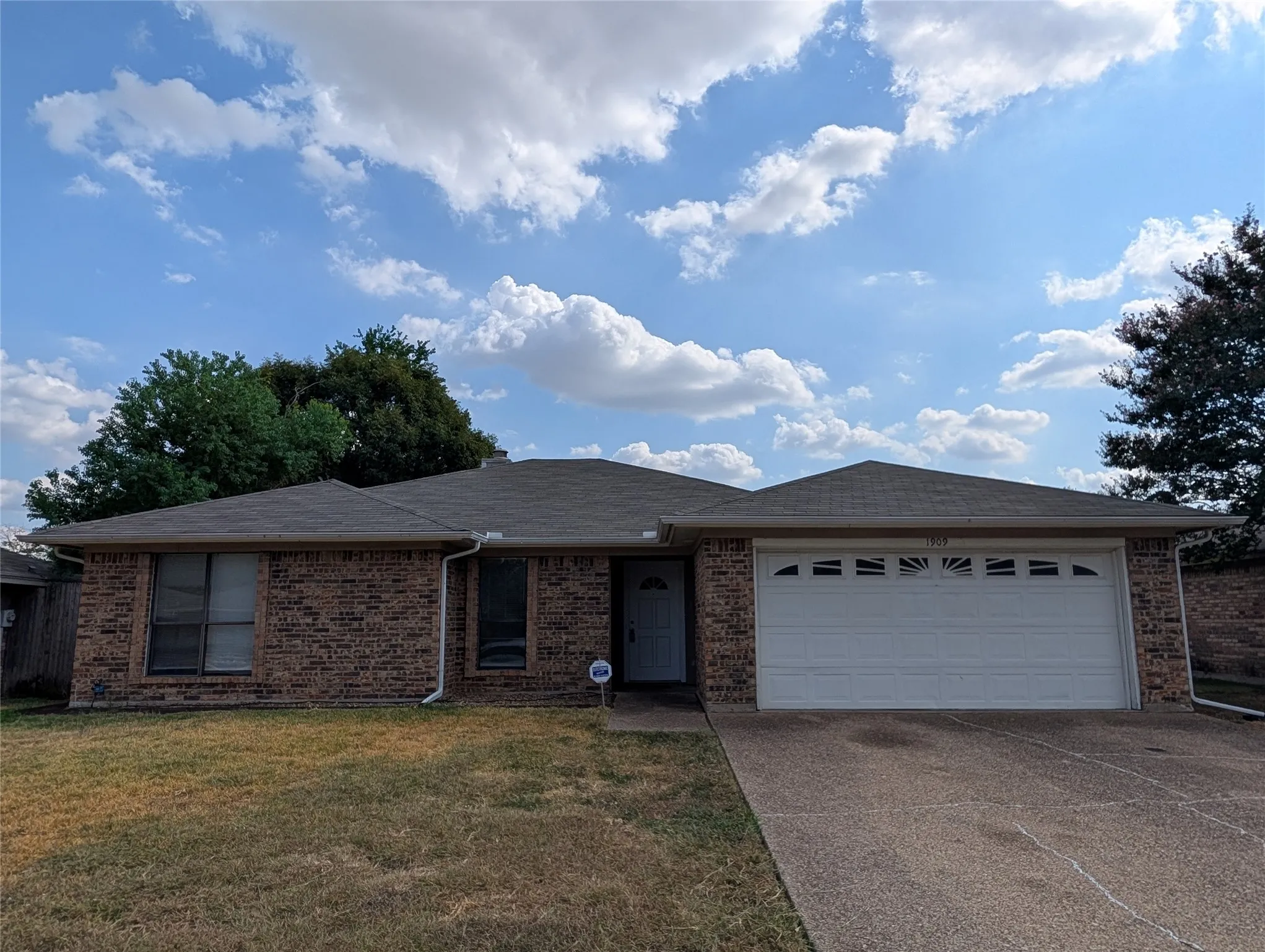 Single Family Residence For Rent in Tarrant County , 1909 Willow Vale Drive, Fort Worth, Texas 76134, 3 Bedroom, 2 Bathroom, 2 Garage spaces, 1,315 Sqft, built in 1984, mls#21399812, Real Estate Agent in Fort Worth, Homes For Rent in Tarrant county, Homes For Rent in Fort Worth, Realtor in Fort Worth Texas, Real Estate Brokerage Independent Realty Texas, Luminita Cordes Realtor