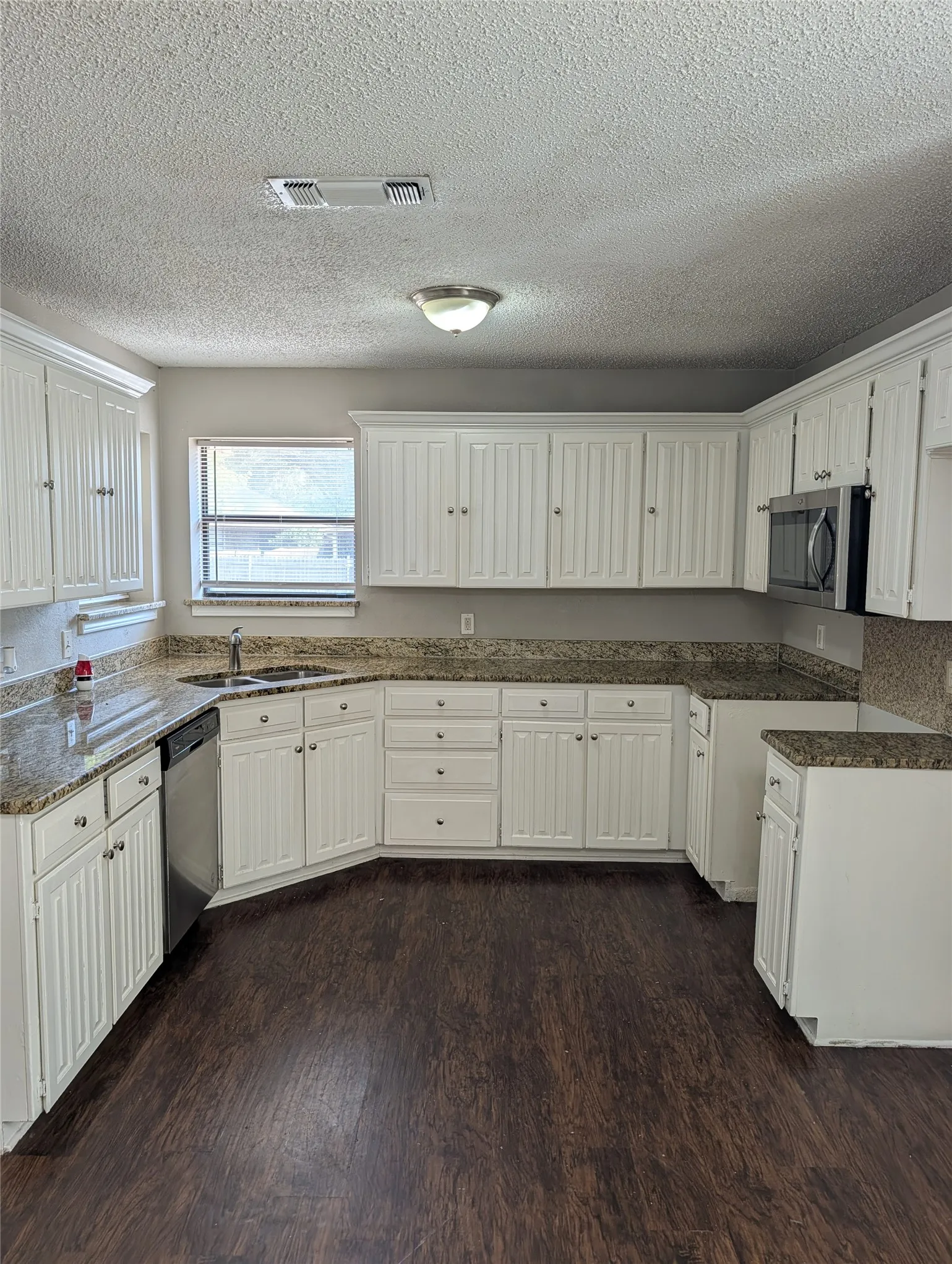 Single Family Residence For Rent in Tarrant County , 1909 Willow Vale Drive, Fort Worth, Texas 76134, 3 Bedroom, 2 Bathroom, 2 Garage spaces, 1,315 Sqft, built in 1984, mls#21399812, Real Estate Agent in Fort Worth, Homes For Rent in Tarrant county, Homes For Rent in Fort Worth, Realtor in Fort Worth Texas, Real Estate Brokerage Independent Realty Texas, Luminita Cordes Realtor
