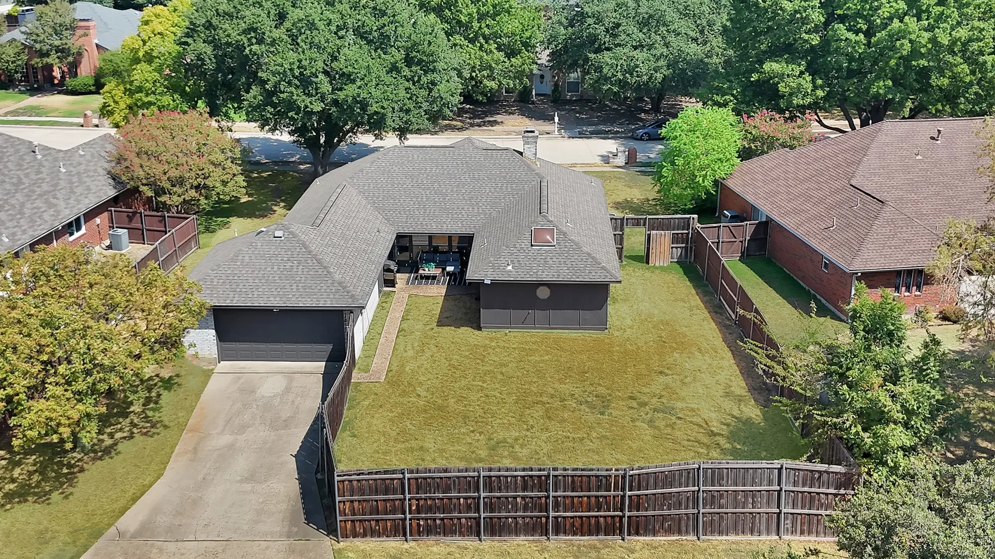 Single Family Residence For Sale in Denton County , 1215 Shawnee Trail, Carrollton, Texas 75007, 3 Bedroom, 3 Bathroom, 2 Garage spaces, 1,834 Sqft, built in 1986, mls#21399734, Real Estate Agent in Carrollton, Homes For Sale in Denton county, Homes For Sale in Carrollton, Realtor in Carrollton Texas, Real Estate Brokerage Independent Realty Texas, Luminita Cordes Realtor