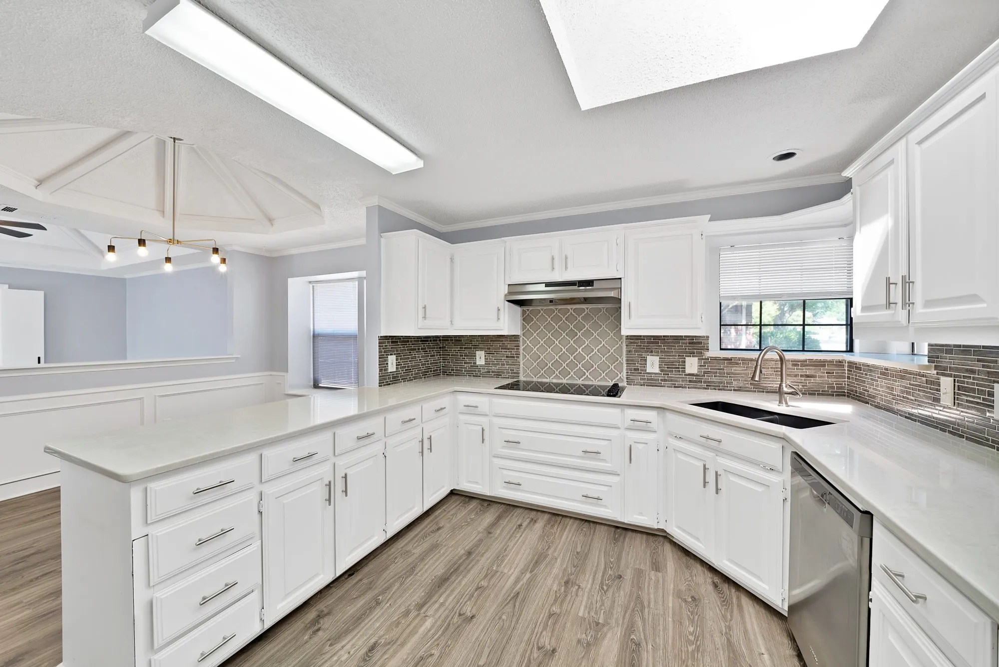 Single Family Residence For Sale in Denton County , 1215 Shawnee Trail, Carrollton, Texas 75007, 3 Bedroom, 3 Bathroom, 2 Garage spaces, 1,834 Sqft, built in 1986, mls#21399734, Real Estate Agent in Carrollton, Homes For Sale in Denton county, Homes For Sale in Carrollton, Realtor in Carrollton Texas, Real Estate Brokerage Independent Realty Texas, Luminita Cordes Realtor