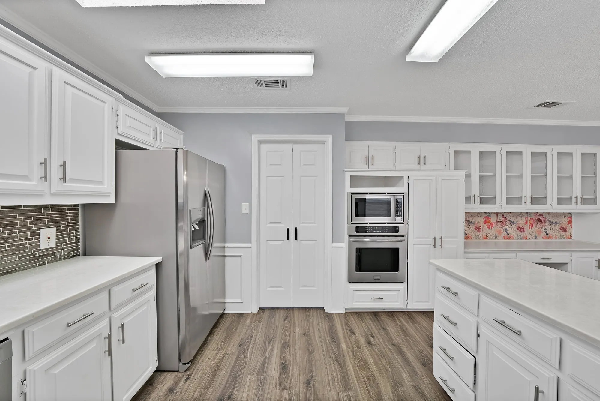 Single Family Residence For Sale in Denton County , 1215 Shawnee Trail, Carrollton, Texas 75007, 3 Bedroom, 3 Bathroom, 2 Garage spaces, 1,834 Sqft, built in 1986, mls#21399734, Real Estate Agent in Carrollton, Homes For Sale in Denton county, Homes For Sale in Carrollton, Realtor in Carrollton Texas, Real Estate Brokerage Independent Realty Texas, Luminita Cordes Realtor