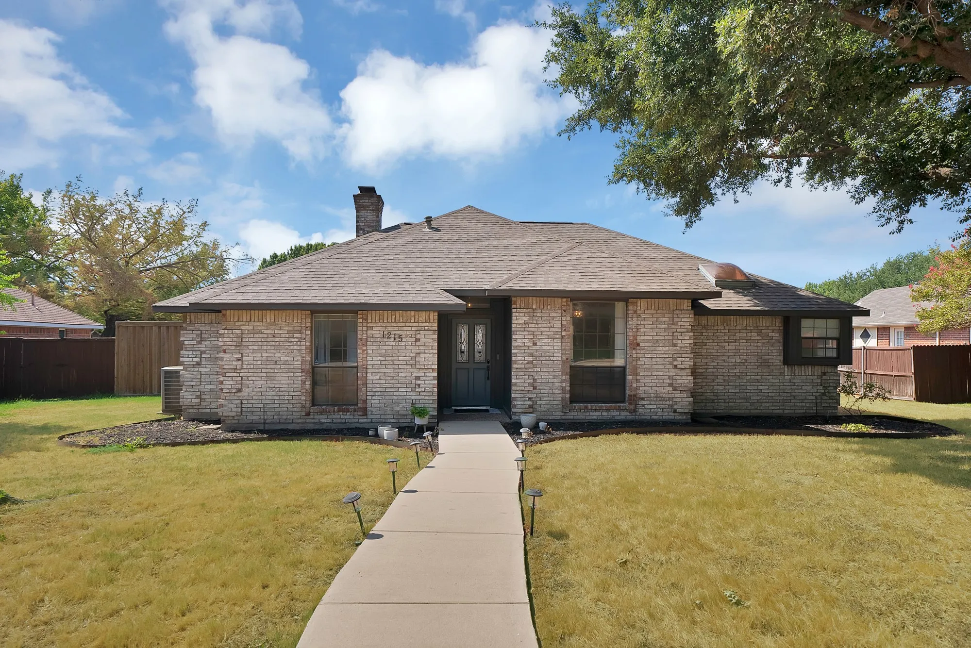 Single Family Residence For Sale in Denton County , 1215 Shawnee Trail, Carrollton, Texas 75007, 3 Bedroom, 3 Bathroom, 2 Garage spaces, 1,834 Sqft, built in 1986, mls#21399734, Real Estate Agent in Carrollton, Homes For Sale in Denton county, Homes For Sale in Carrollton, Realtor in Carrollton Texas, Real Estate Brokerage Independent Realty Texas, Luminita Cordes Realtor