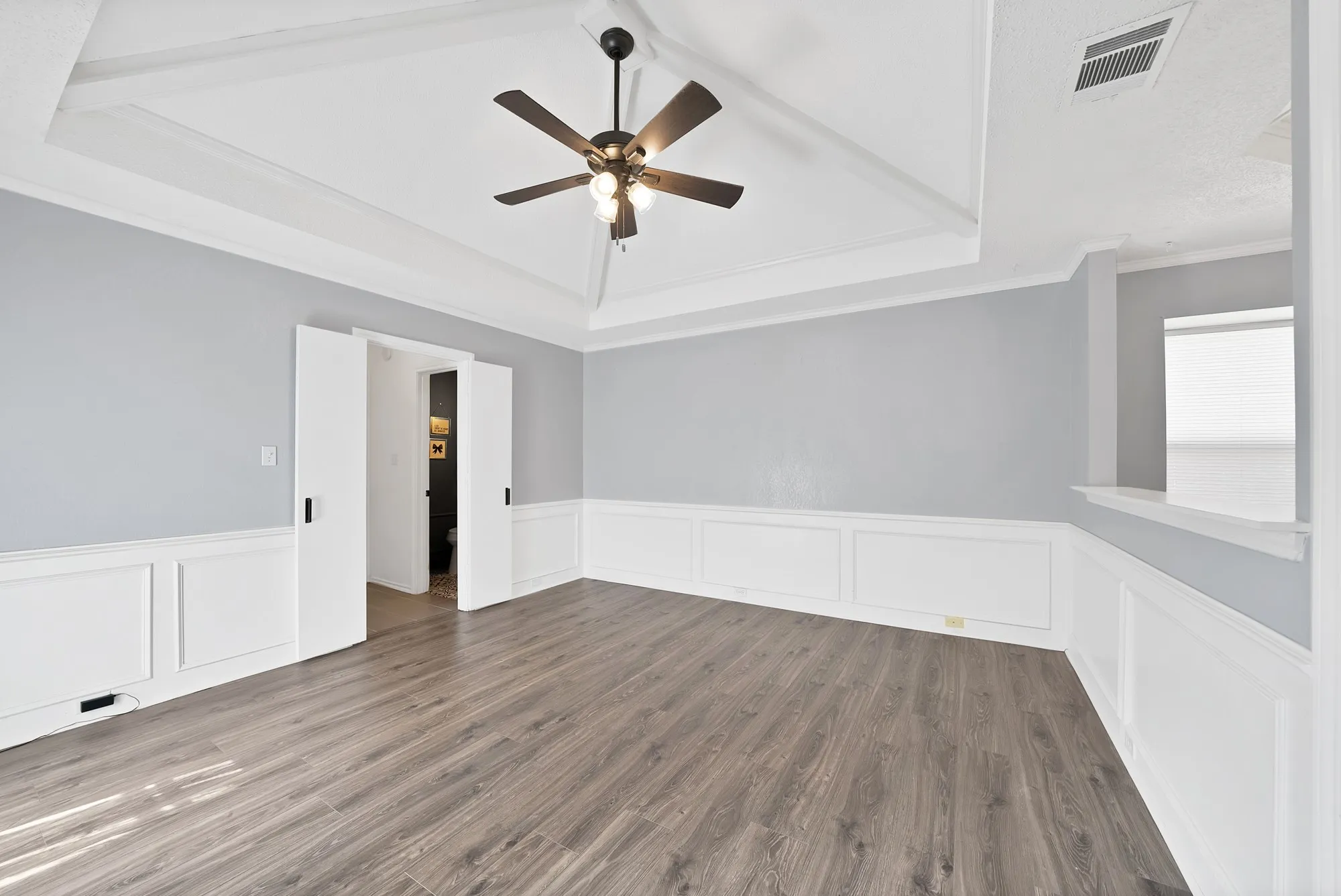 Single Family Residence For Sale in Denton County , 1215 Shawnee Trail, Carrollton, Texas 75007, 3 Bedroom, 3 Bathroom, 2 Garage spaces, 1,834 Sqft, built in 1986, mls#21399734, Real Estate Agent in Carrollton, Homes For Sale in Denton county, Homes For Sale in Carrollton, Realtor in Carrollton Texas, Real Estate Brokerage Independent Realty Texas, Luminita Cordes Realtor