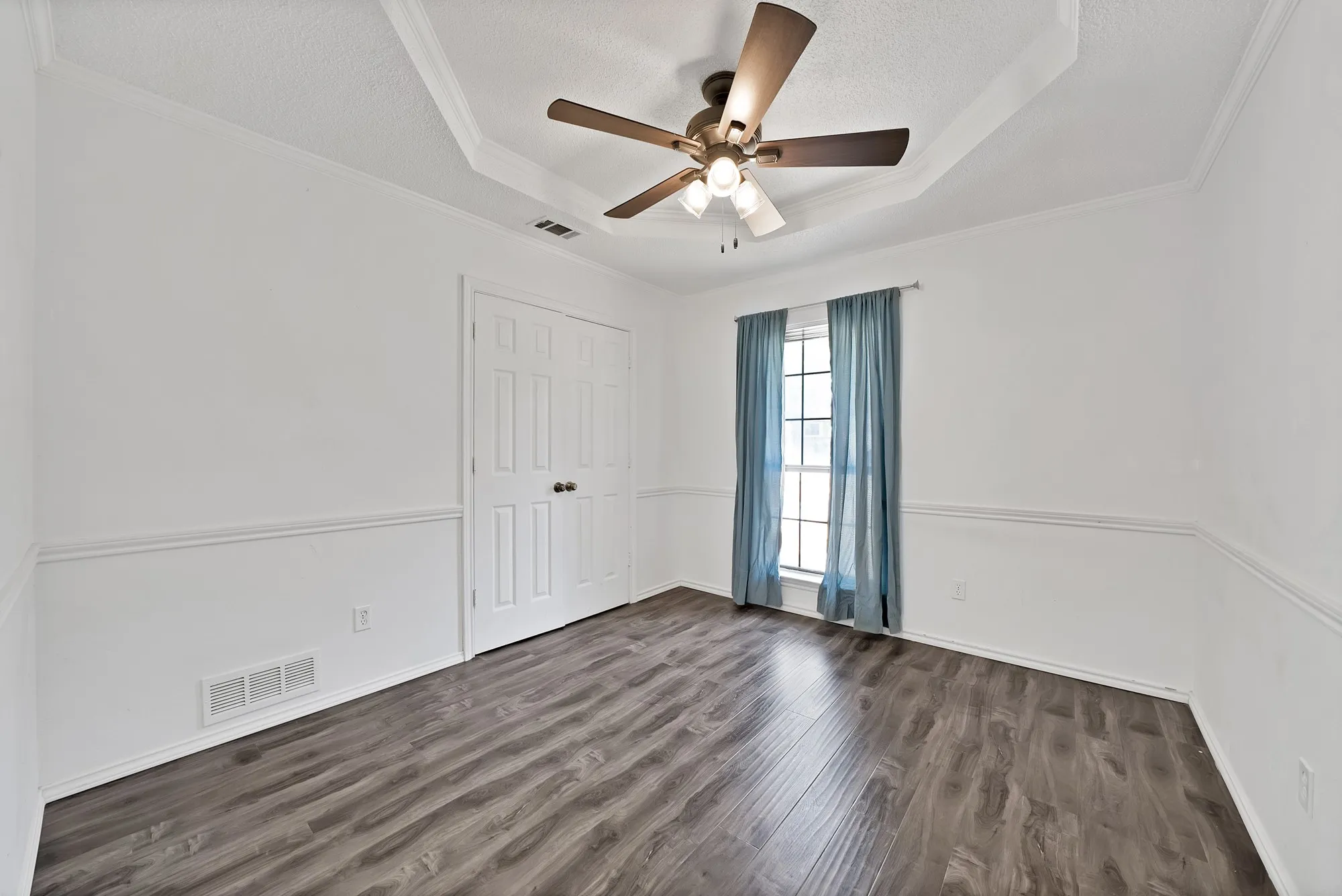 Single Family Residence For Sale in Denton County , 1215 Shawnee Trail, Carrollton, Texas 75007, 3 Bedroom, 3 Bathroom, 2 Garage spaces, 1,834 Sqft, built in 1986, mls#21399734, Real Estate Agent in Carrollton, Homes For Sale in Denton county, Homes For Sale in Carrollton, Realtor in Carrollton Texas, Real Estate Brokerage Independent Realty Texas, Luminita Cordes Realtor