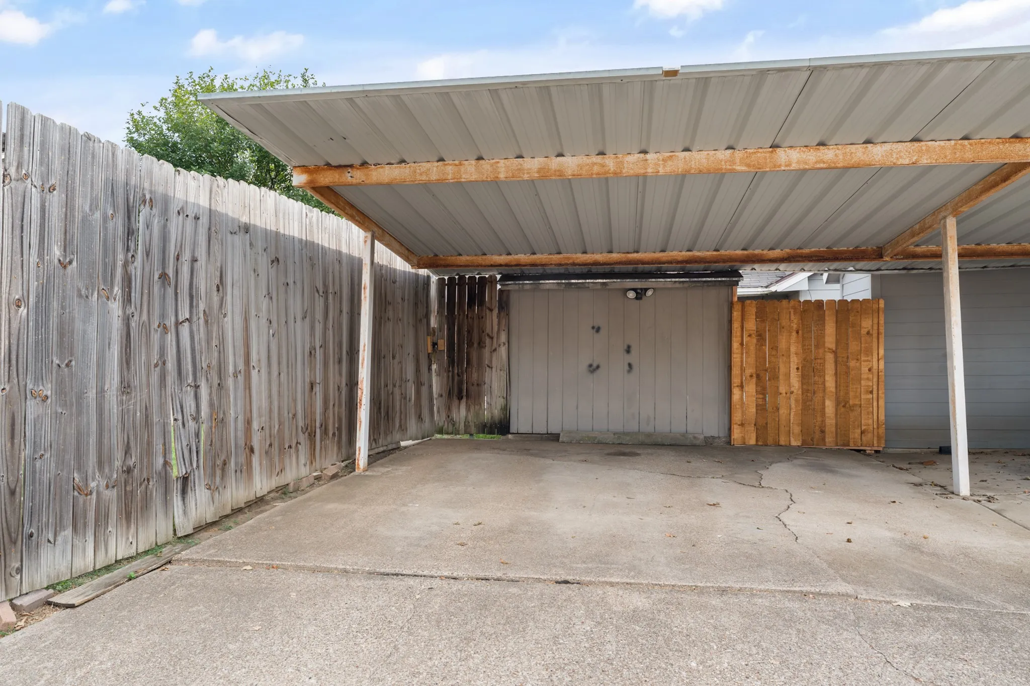 Single Family Residence For Sale in Tarrant County , 831 Valleybrooke Drive, Arlington, Texas 76001, 2 Bedroom, 2 Bathroom, Garage spaces, 1,053 Sqft, built in 1986, mls#21399688, Real Estate Agent in Arlington, Homes For Sale in Tarrant county, Homes For Sale in Arlington, Realtor in Arlington Texas, Real Estate Brokerage Independent Realty Texas, Luminita Cordes Realtor
