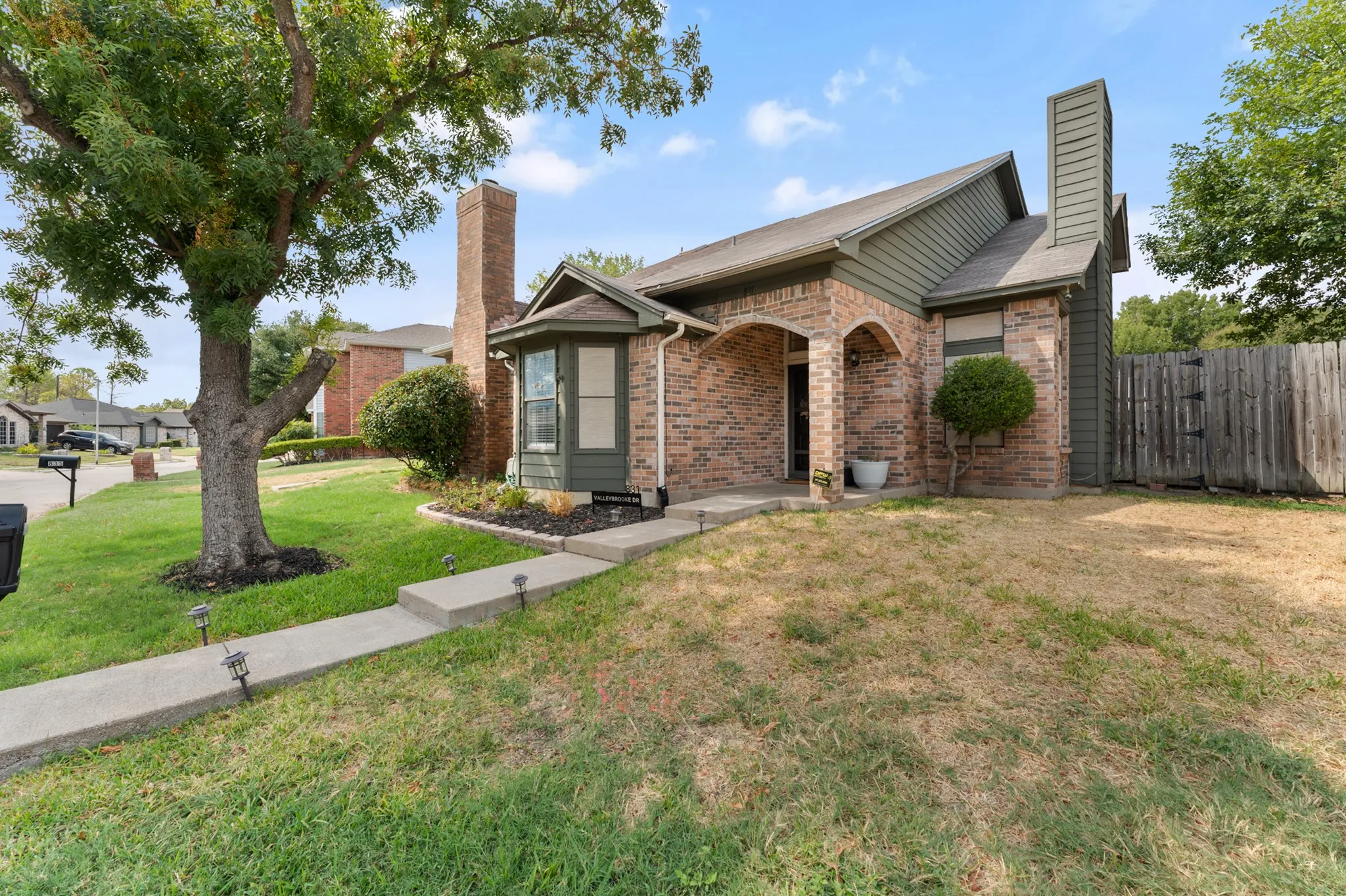 Single Family Residence For Sale in Tarrant County , 831 Valleybrooke Drive, Arlington, Texas 76001, 2 Bedroom, 2 Bathroom, Garage spaces, 1,053 Sqft, built in 1986, mls#21399688, Real Estate Agent in Arlington, Homes For Sale in Tarrant county, Homes For Sale in Arlington, Realtor in Arlington Texas, Real Estate Brokerage Independent Realty Texas, Luminita Cordes Realtor