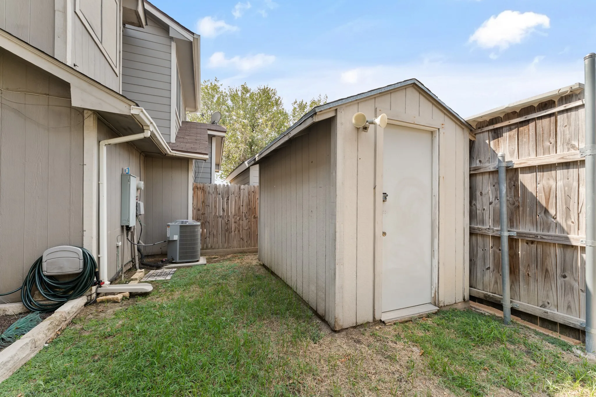 Single Family Residence For Sale in Tarrant County , 831 Valleybrooke Drive, Arlington, Texas 76001, 2 Bedroom, 2 Bathroom, Garage spaces, 1,053 Sqft, built in 1986, mls#21399688, Real Estate Agent in Arlington, Homes For Sale in Tarrant county, Homes For Sale in Arlington, Realtor in Arlington Texas, Real Estate Brokerage Independent Realty Texas, Luminita Cordes Realtor