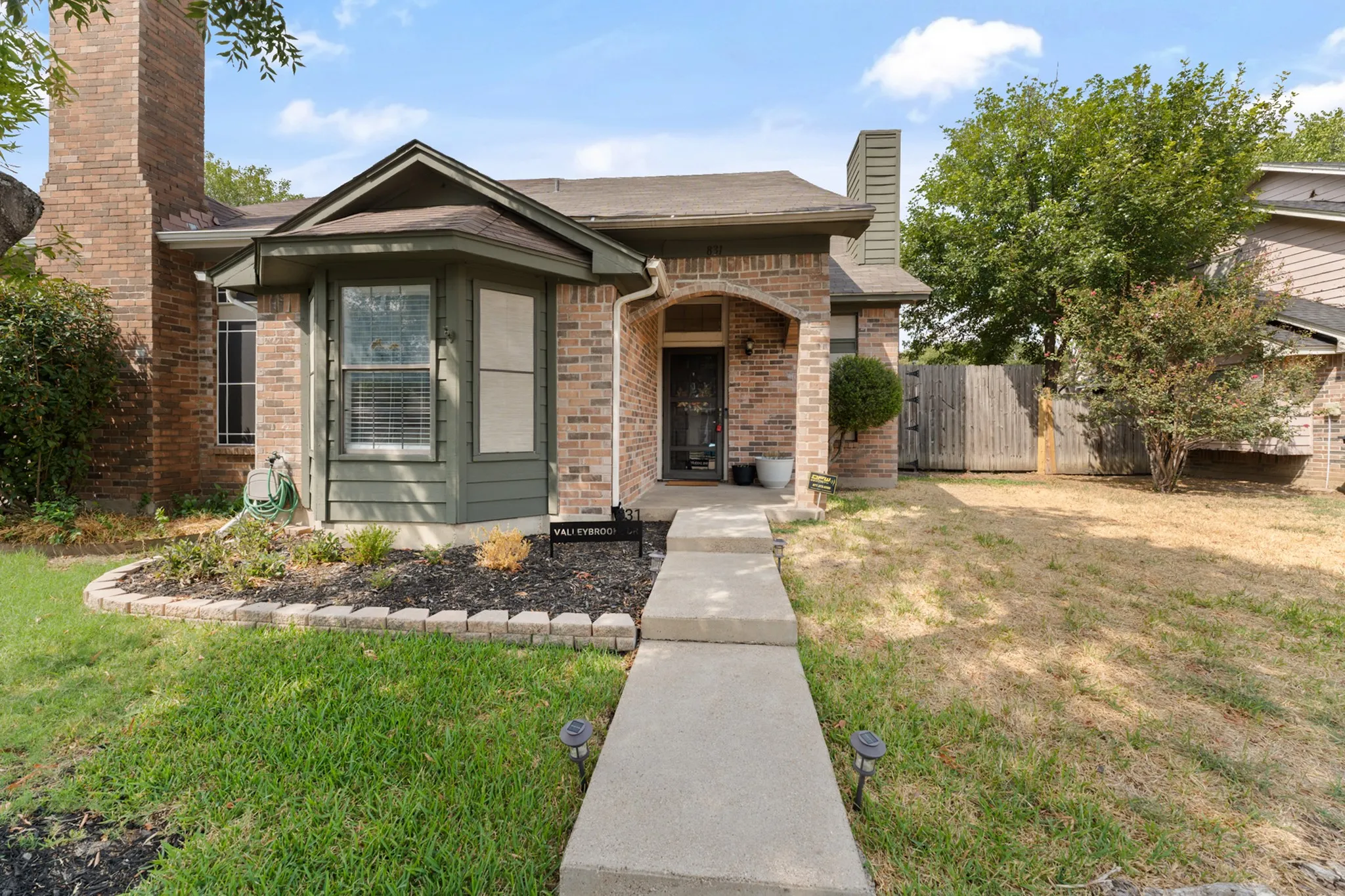Single Family Residence For Sale in Tarrant County , 831 Valleybrooke Drive, Arlington, Texas 76001, 2 Bedroom, 2 Bathroom, Garage spaces, 1,053 Sqft, built in 1986, mls#21399688, Real Estate Agent in Arlington, Homes For Sale in Tarrant county, Homes For Sale in Arlington, Realtor in Arlington Texas, Real Estate Brokerage Independent Realty Texas, Luminita Cordes Realtor