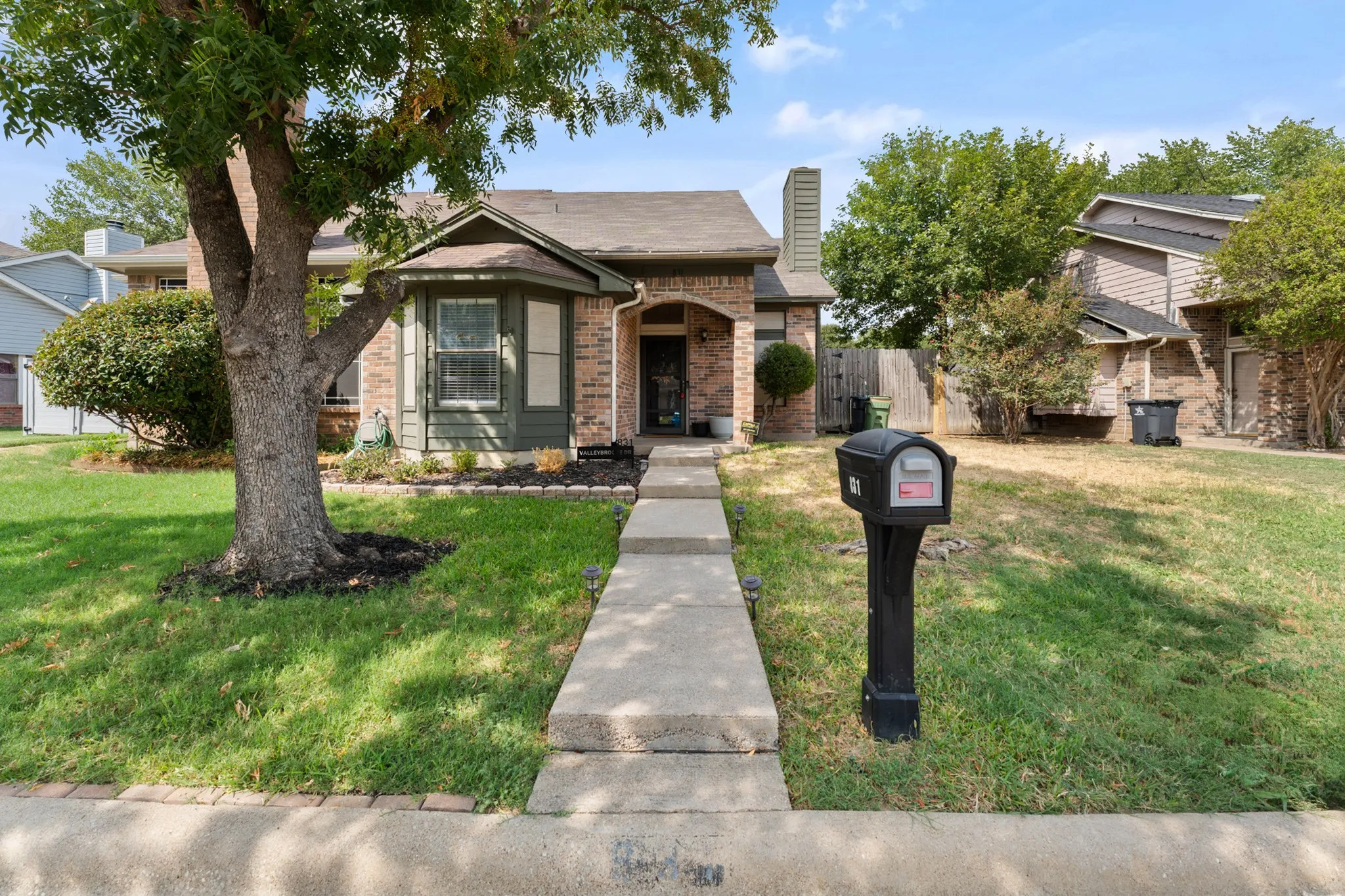 Single Family Residence For Sale in Tarrant County , 831 Valleybrooke Drive, Arlington, Texas 76001, 2 Bedroom, 2 Bathroom, Garage spaces, 1,053 Sqft, built in 1986, mls#21399688, Real Estate Agent in Arlington, Homes For Sale in Tarrant county, Homes For Sale in Arlington, Realtor in Arlington Texas, Real Estate Brokerage Independent Realty Texas, Luminita Cordes Realtor