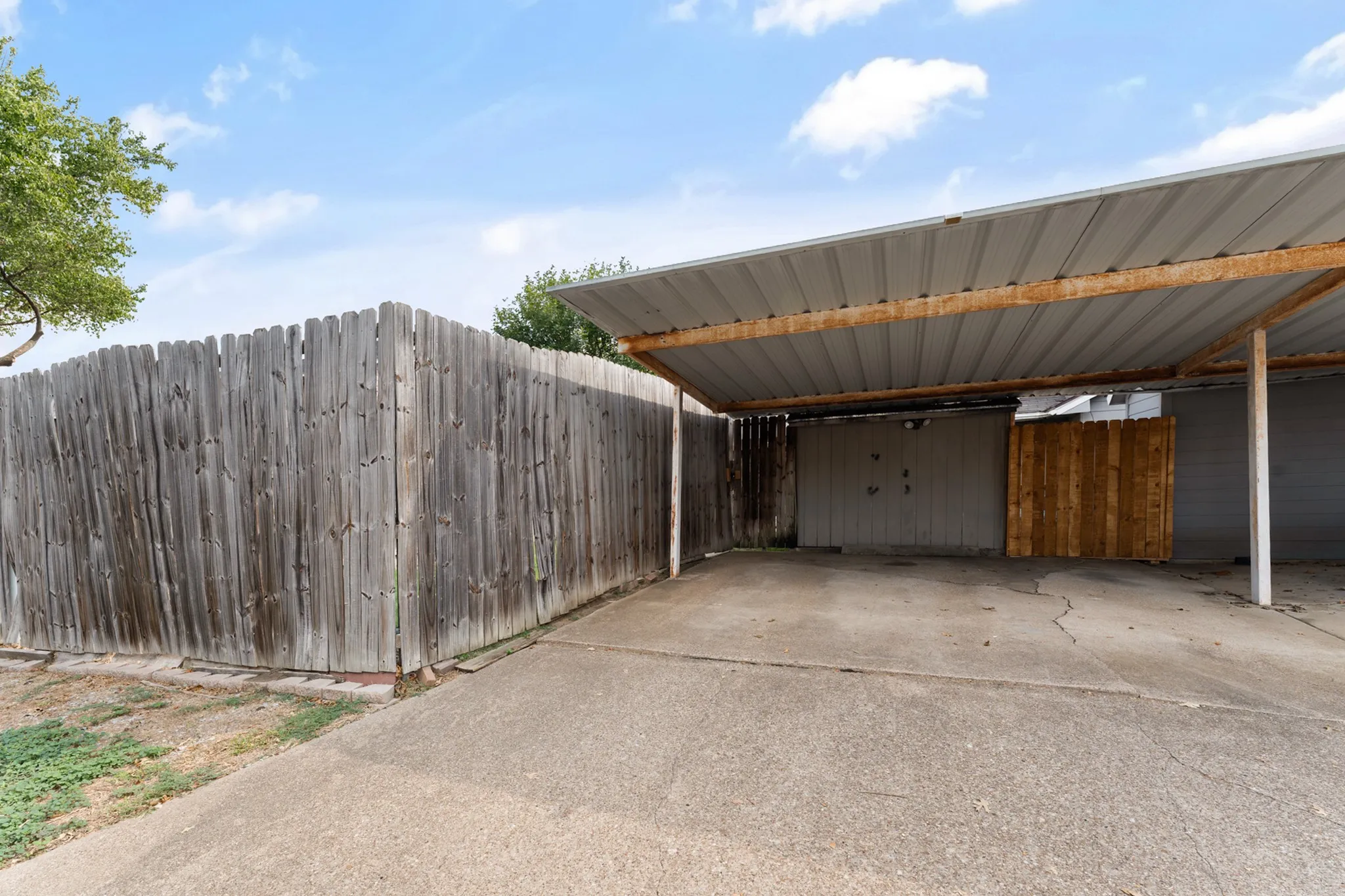 Single Family Residence For Sale in Tarrant County , 831 Valleybrooke Drive, Arlington, Texas 76001, 2 Bedroom, 2 Bathroom, Garage spaces, 1,053 Sqft, built in 1986, mls#21399688, Real Estate Agent in Arlington, Homes For Sale in Tarrant county, Homes For Sale in Arlington, Realtor in Arlington Texas, Real Estate Brokerage Independent Realty Texas, Luminita Cordes Realtor