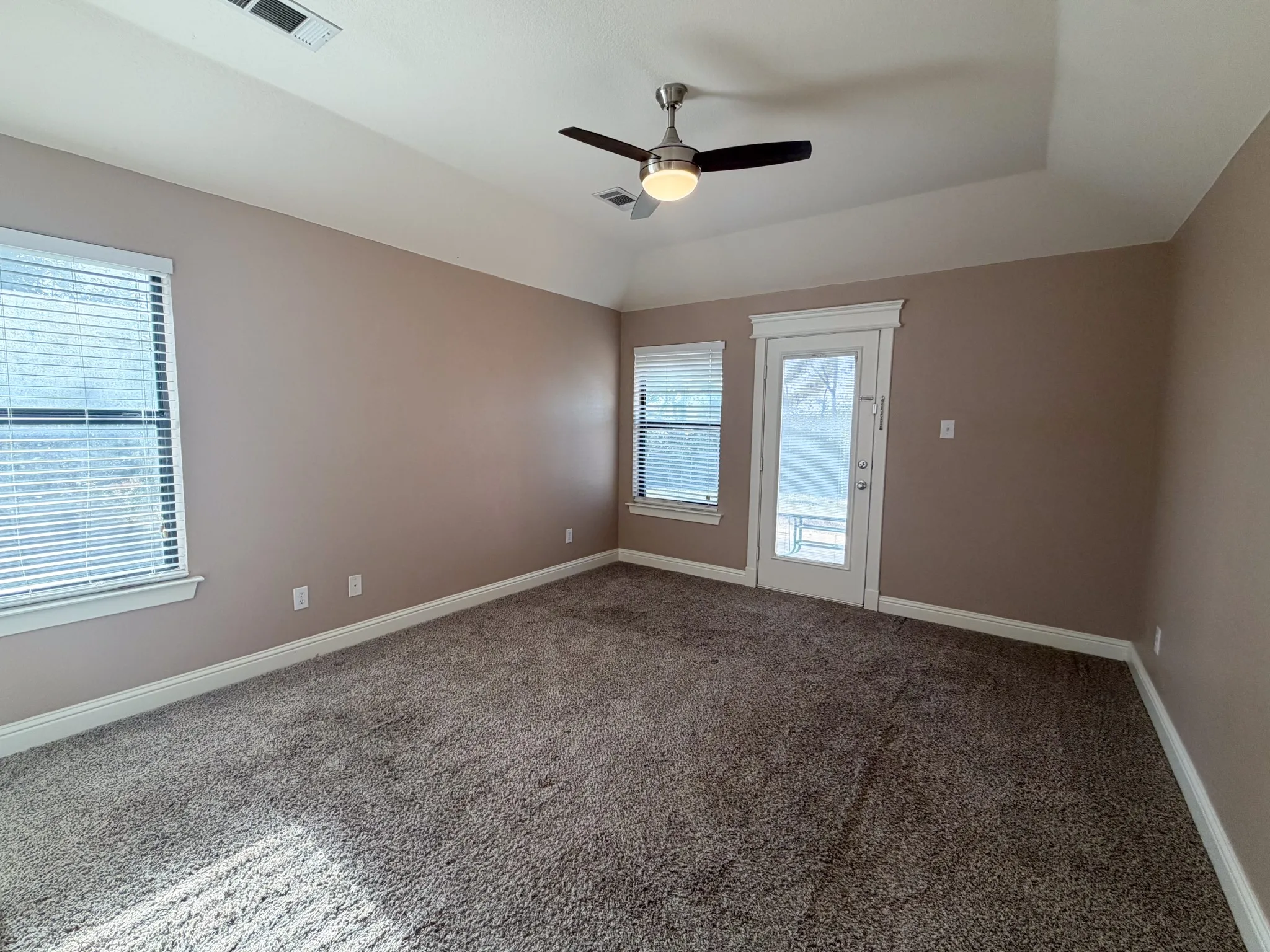 Single Family Residence For Rent in Ellis County , 163 Highland Drive, Ennis, Texas 75119, 3 Bedroom, 2 Bathroom, 2 Garage spaces, 1,450 Sqft, built in 2004, mls#21399817, Real Estate Agent in Ennis, Homes For Rent in Ellis county, Homes For Rent in Ennis, Realtor in Ennis Texas, Real Estate Brokerage Independent Realty Texas, Luminita Cordes Realtor
