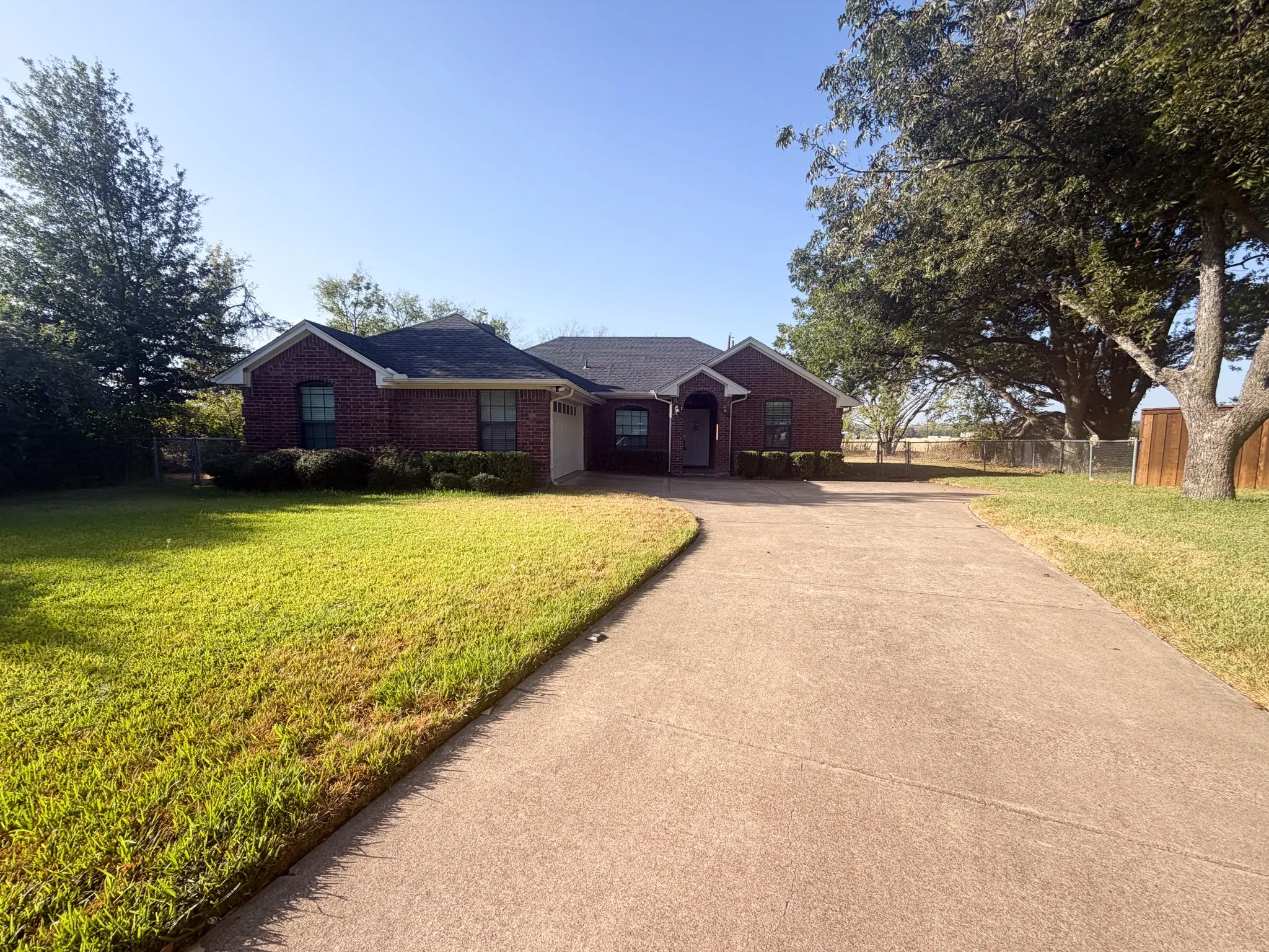 Single Family Residence For Rent in Ellis County , 163 Highland Drive, Ennis, Texas 75119, 3 Bedroom, 2 Bathroom, 2 Garage spaces, 1,450 Sqft, built in 2004, mls#21399817, Real Estate Agent in Ennis, Homes For Rent in Ellis county, Homes For Rent in Ennis, Realtor in Ennis Texas, Real Estate Brokerage Independent Realty Texas, Luminita Cordes Realtor