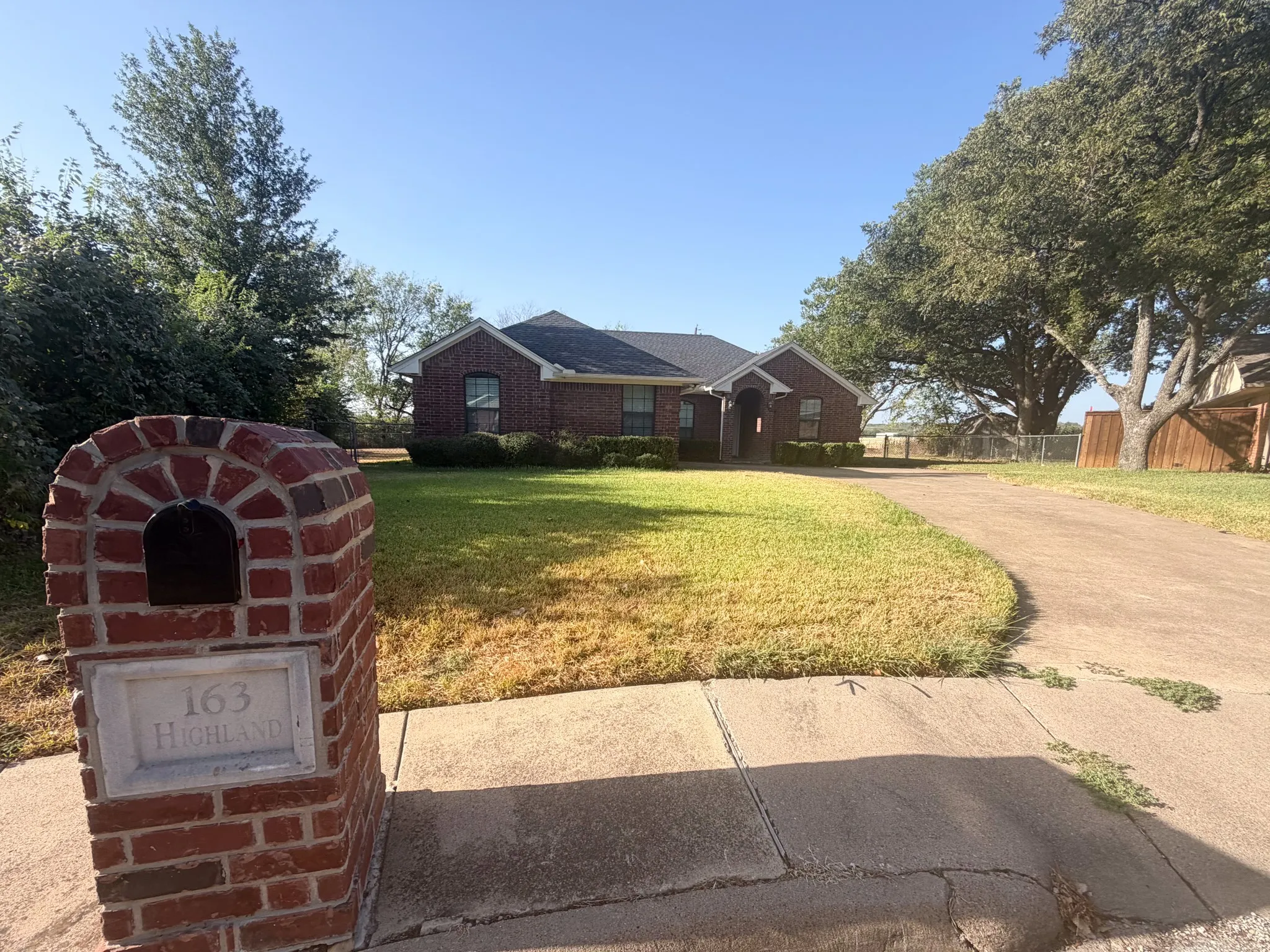 Single Family Residence For Rent in Ellis County , 163 Highland Drive, Ennis, Texas 75119, 3 Bedroom, 2 Bathroom, 2 Garage spaces, 1,450 Sqft, built in 2004, mls#21399817, Real Estate Agent in Ennis, Homes For Rent in Ellis county, Homes For Rent in Ennis, Realtor in Ennis Texas, Real Estate Brokerage Independent Realty Texas, Luminita Cordes Realtor