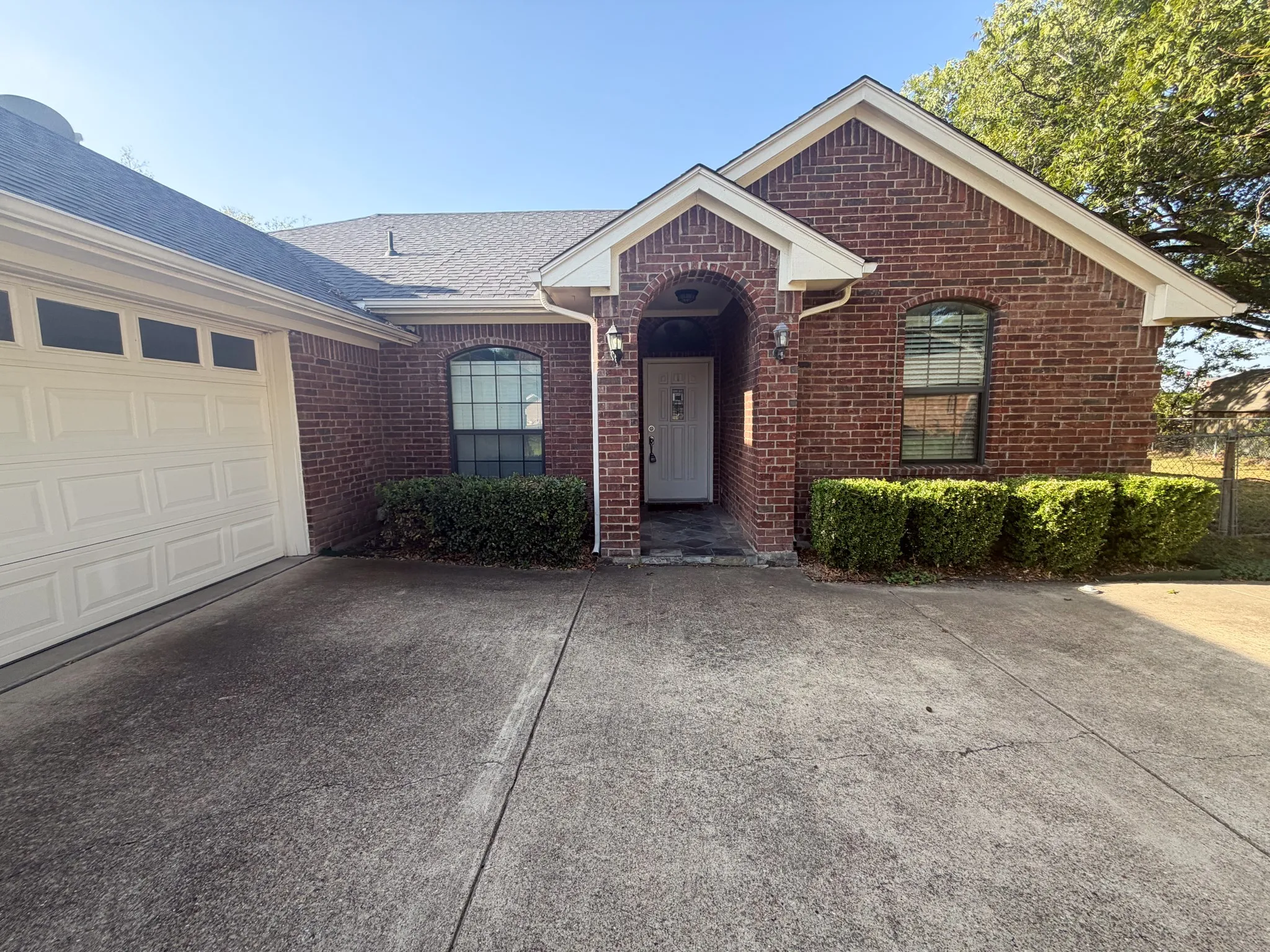 Single Family Residence For Rent in Ellis County , 163 Highland Drive, Ennis, Texas 75119, 3 Bedroom, 2 Bathroom, 2 Garage spaces, 1,450 Sqft, built in 2004, mls#21399817, Real Estate Agent in Ennis, Homes For Rent in Ellis county, Homes For Rent in Ennis, Realtor in Ennis Texas, Real Estate Brokerage Independent Realty Texas, Luminita Cordes Realtor