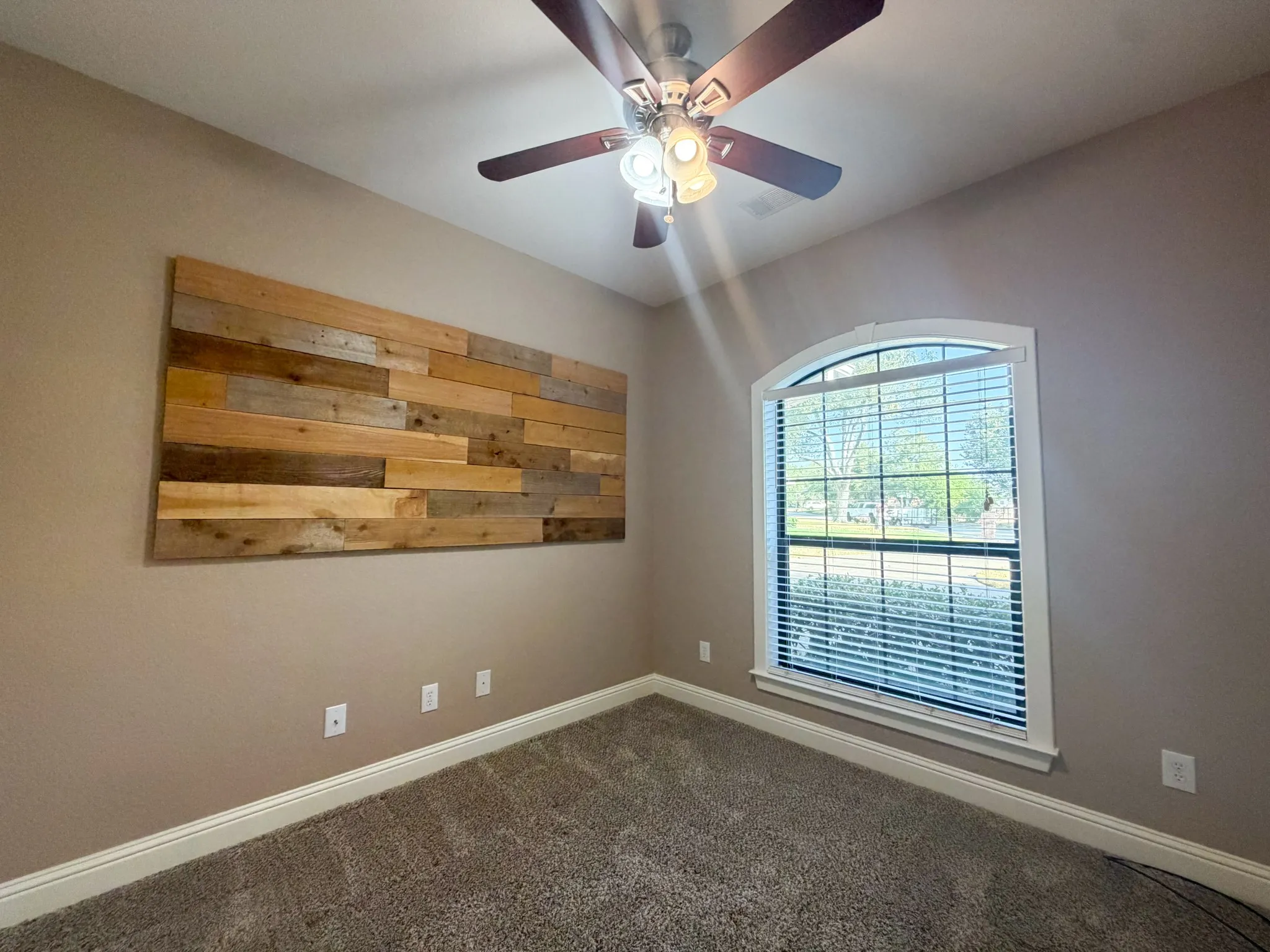 Single Family Residence For Rent in Ellis County , 163 Highland Drive, Ennis, Texas 75119, 3 Bedroom, 2 Bathroom, 2 Garage spaces, 1,450 Sqft, built in 2004, mls#21399817, Real Estate Agent in Ennis, Homes For Rent in Ellis county, Homes For Rent in Ennis, Realtor in Ennis Texas, Real Estate Brokerage Independent Realty Texas, Luminita Cordes Realtor