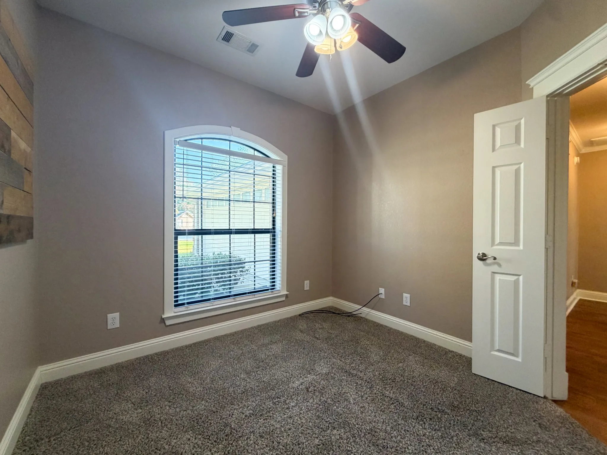 Single Family Residence For Rent in Ellis County , 163 Highland Drive, Ennis, Texas 75119, 3 Bedroom, 2 Bathroom, 2 Garage spaces, 1,450 Sqft, built in 2004, mls#21399817, Real Estate Agent in Ennis, Homes For Rent in Ellis county, Homes For Rent in Ennis, Realtor in Ennis Texas, Real Estate Brokerage Independent Realty Texas, Luminita Cordes Realtor