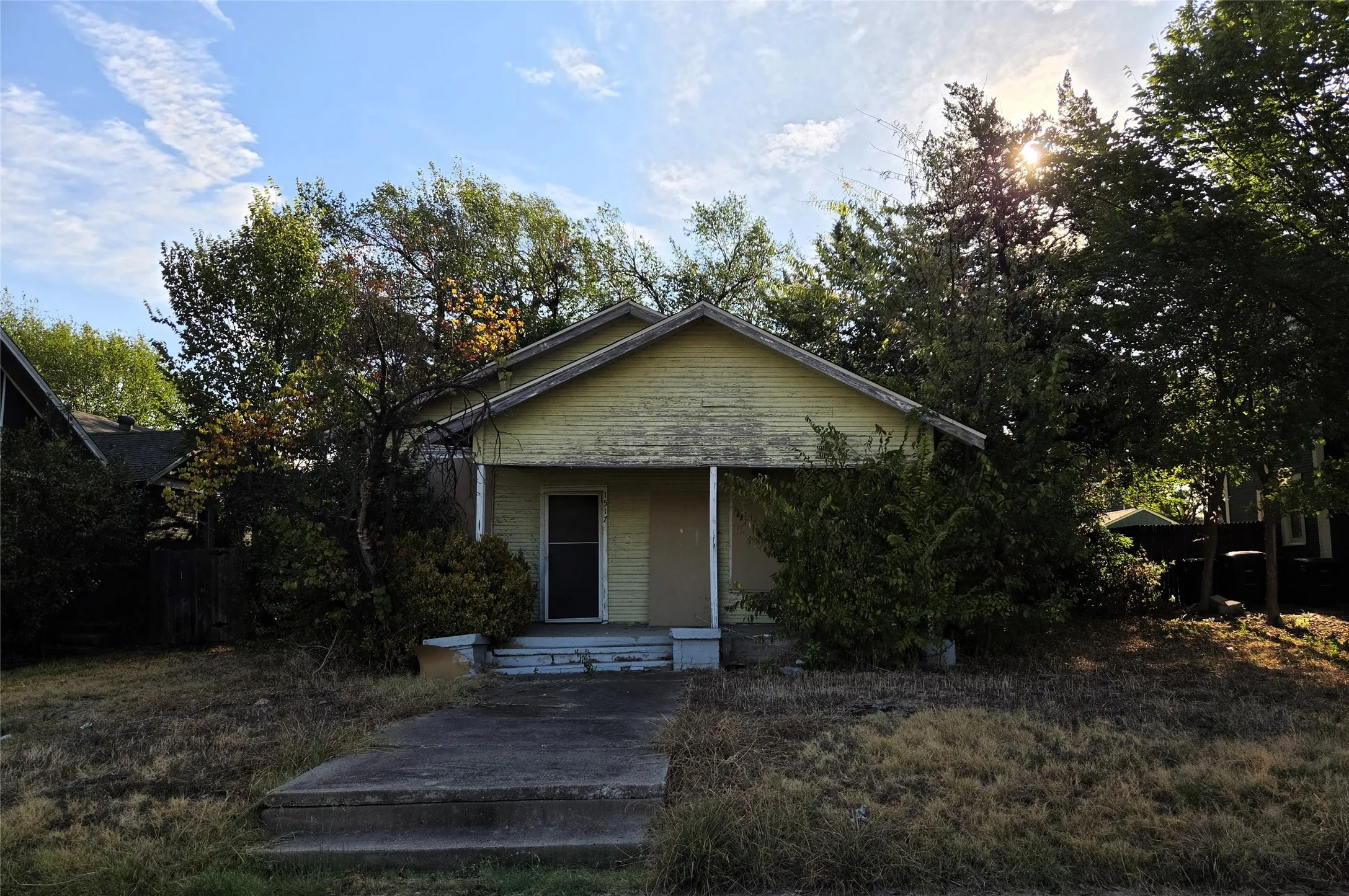 Improved Land For Sale in Tarrant County , 1517 Alston, Fort Worth, Texas 76104, 0, 0, Garage spaces, 0 Sqft, built in 1925, mls#21399784, Real Estate Agent in Fort Worth, Homes For Sale in Tarrant county, Homes For Sale in Fort Worth, Realtor in Fort Worth Texas, Real Estate Brokerage Independent Realty Texas, Luminita Cordes Realtor