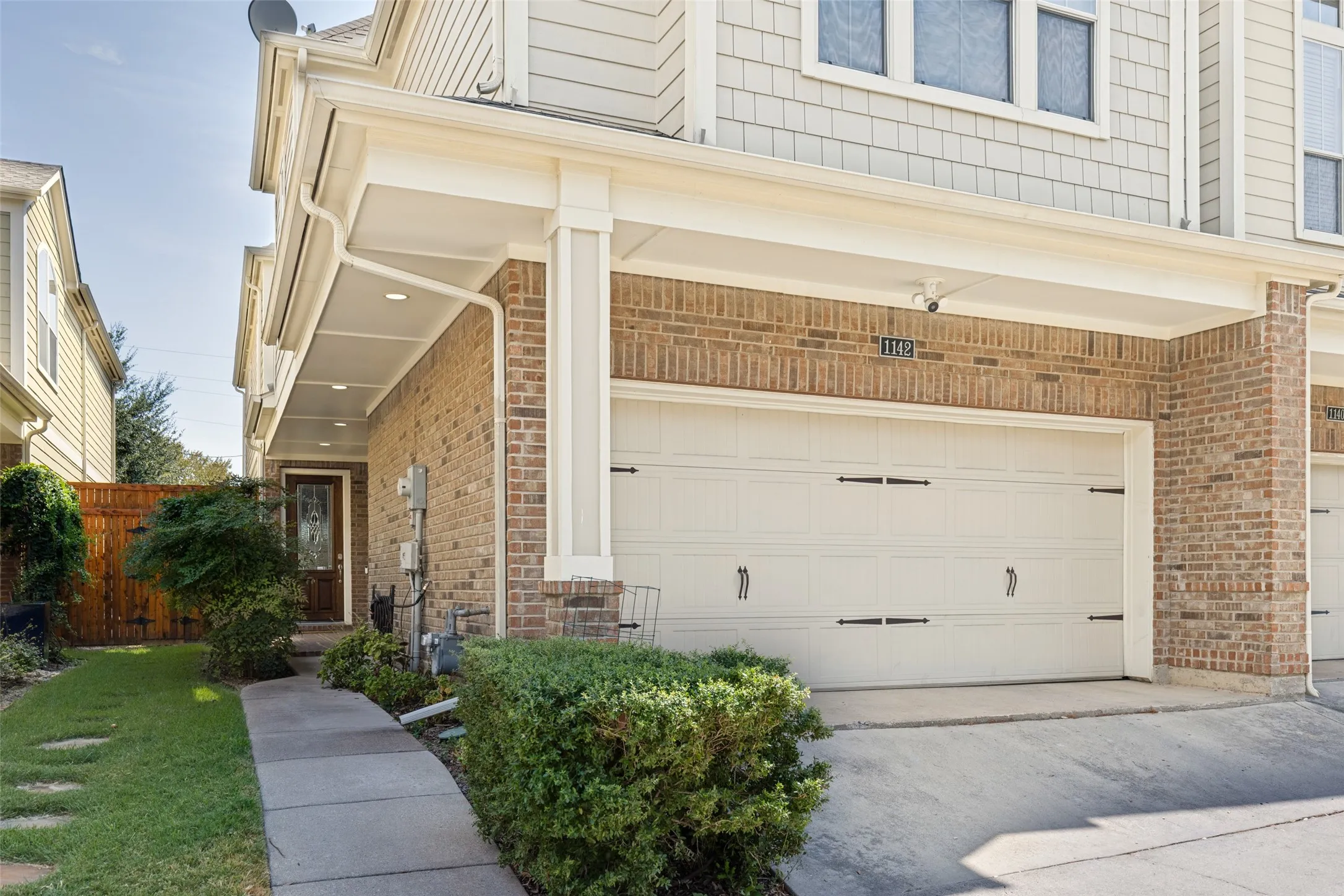 Townhouse For Sale in Dallas County , 1142 N Bishop Avenue, Dallas, Texas 75208, 3 Bedroom, 3 Bathroom, 2 Garage spaces, 2,819 Sqft, built in 2006, mls#21399806, Real Estate Agent in Dallas, Homes For Sale in Dallas county, Homes For Sale in Dallas, Realtor in Dallas Texas, Real Estate Brokerage Independent Realty Texas, Luminita Cordes Realtor