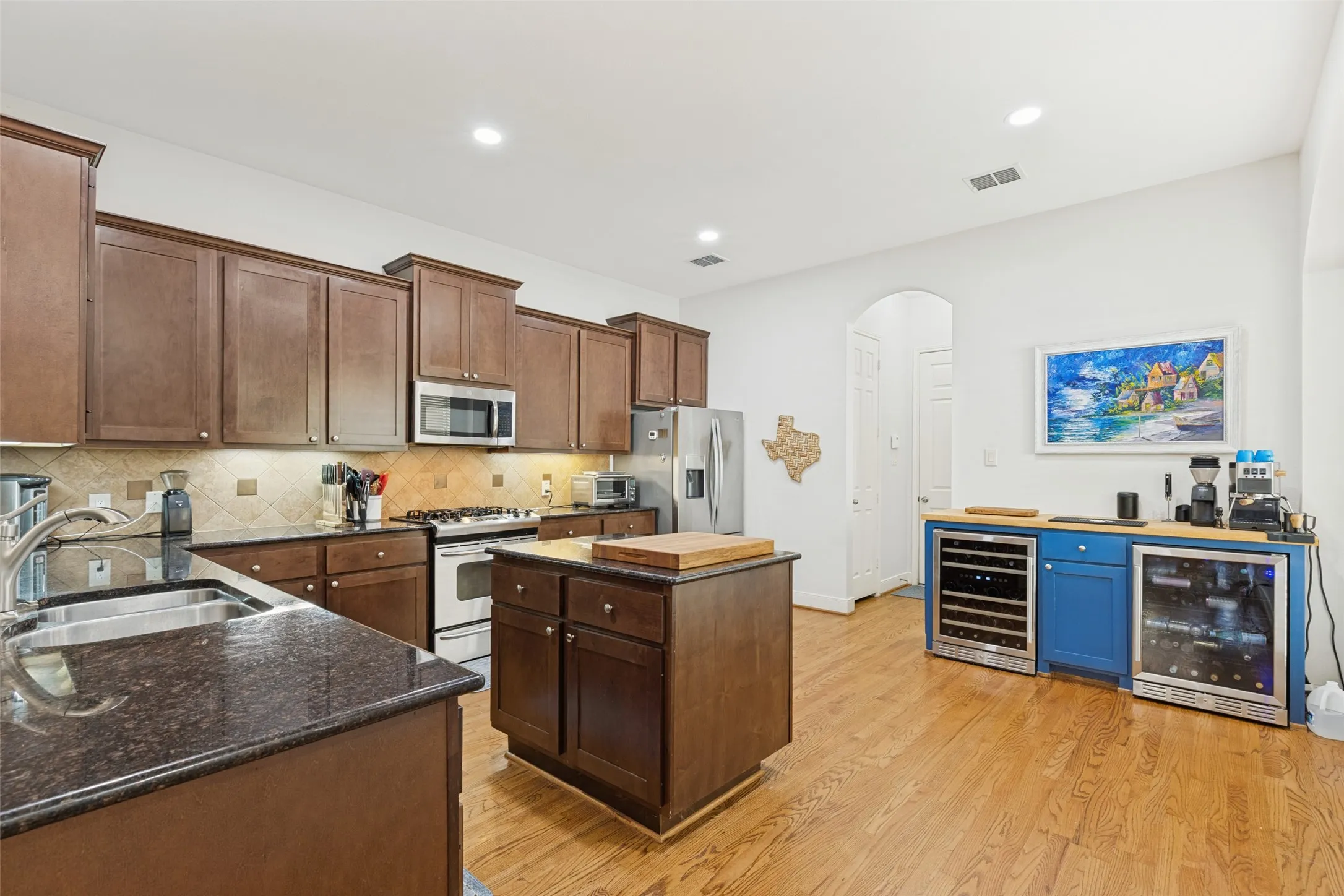 Townhouse For Sale in Dallas County , 1142 N Bishop Avenue, Dallas, Texas 75208, 3 Bedroom, 3 Bathroom, 2 Garage spaces, 2,819 Sqft, built in 2006, mls#21399806, Real Estate Agent in Dallas, Homes For Sale in Dallas county, Homes For Sale in Dallas, Realtor in Dallas Texas, Real Estate Brokerage Independent Realty Texas, Luminita Cordes Realtor