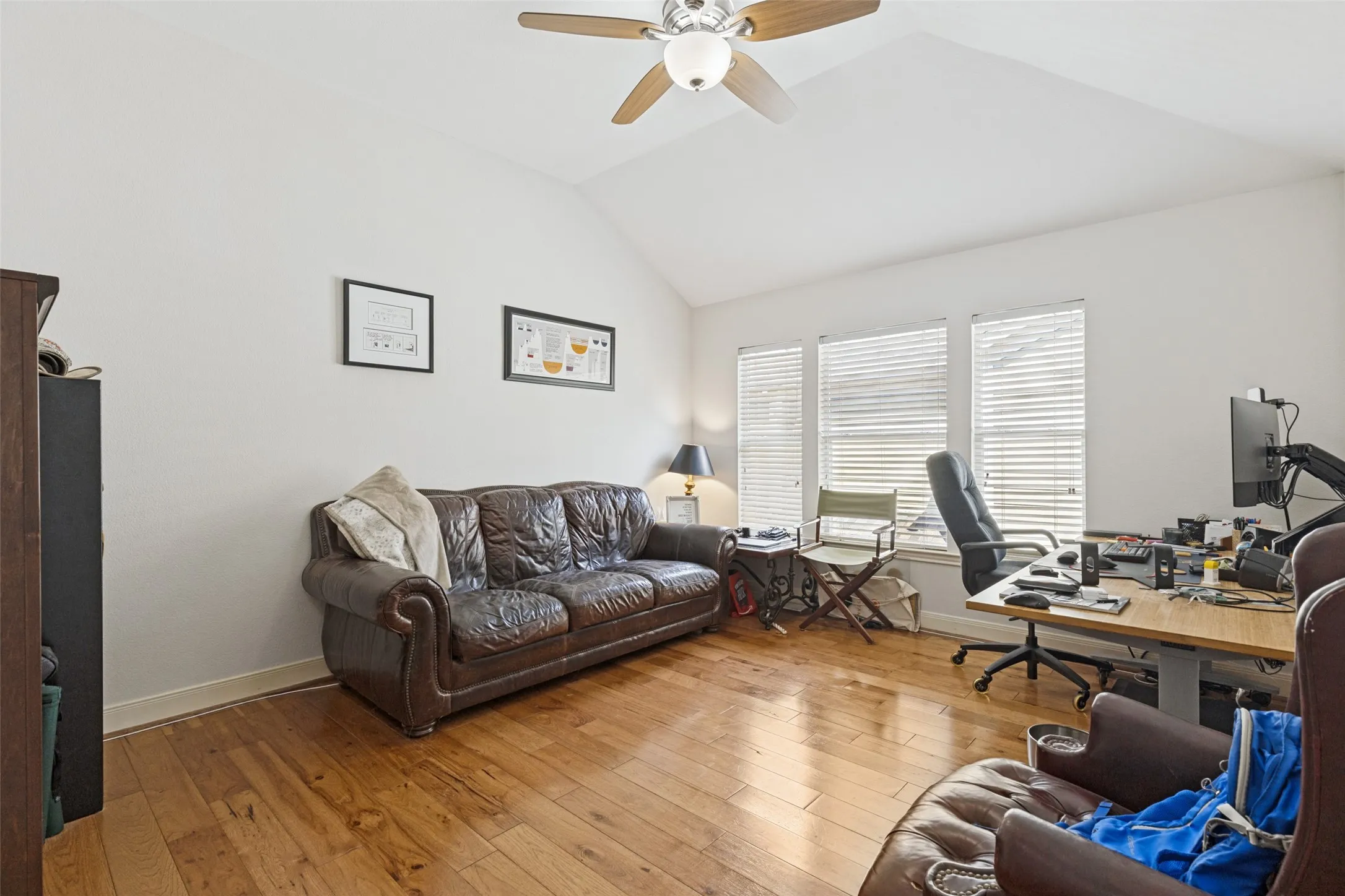 Townhouse For Sale in Dallas County , 1142 N Bishop Avenue, Dallas, Texas 75208, 3 Bedroom, 3 Bathroom, 2 Garage spaces, 2,819 Sqft, built in 2006, mls#21399806, Real Estate Agent in Dallas, Homes For Sale in Dallas county, Homes For Sale in Dallas, Realtor in Dallas Texas, Real Estate Brokerage Independent Realty Texas, Luminita Cordes Realtor