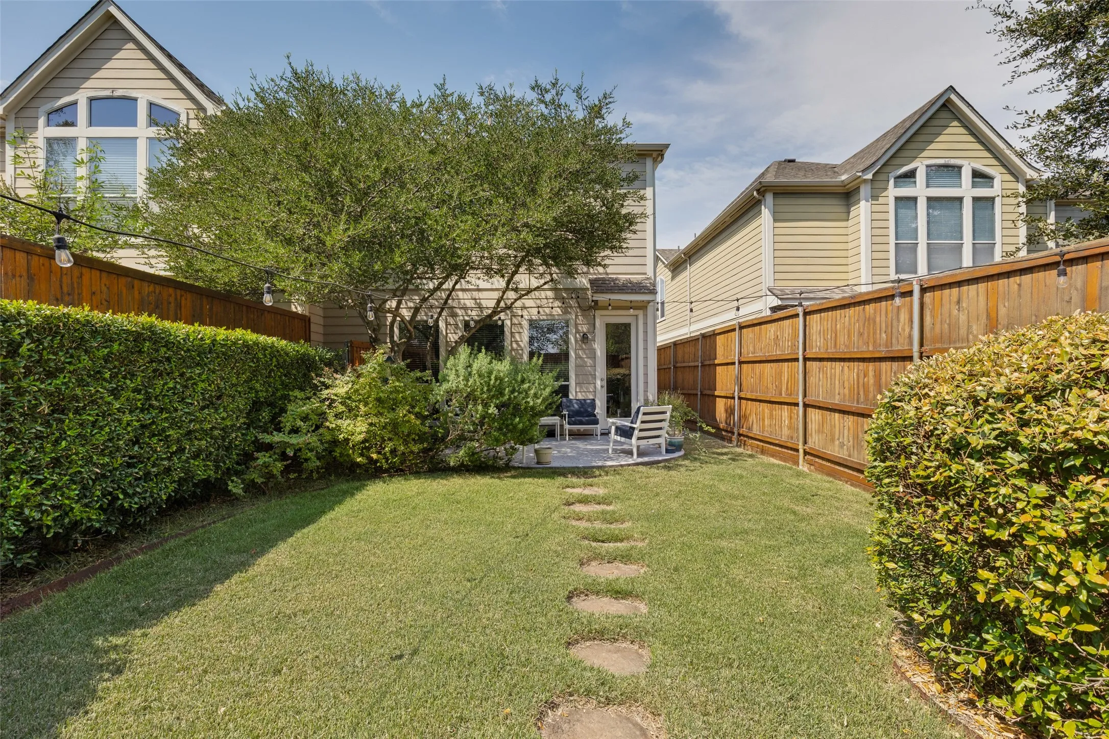 Townhouse For Sale in Dallas County , 1142 N Bishop Avenue, Dallas, Texas 75208, 3 Bedroom, 3 Bathroom, 2 Garage spaces, 2,819 Sqft, built in 2006, mls#21399806, Real Estate Agent in Dallas, Homes For Sale in Dallas county, Homes For Sale in Dallas, Realtor in Dallas Texas, Real Estate Brokerage Independent Realty Texas, Luminita Cordes Realtor