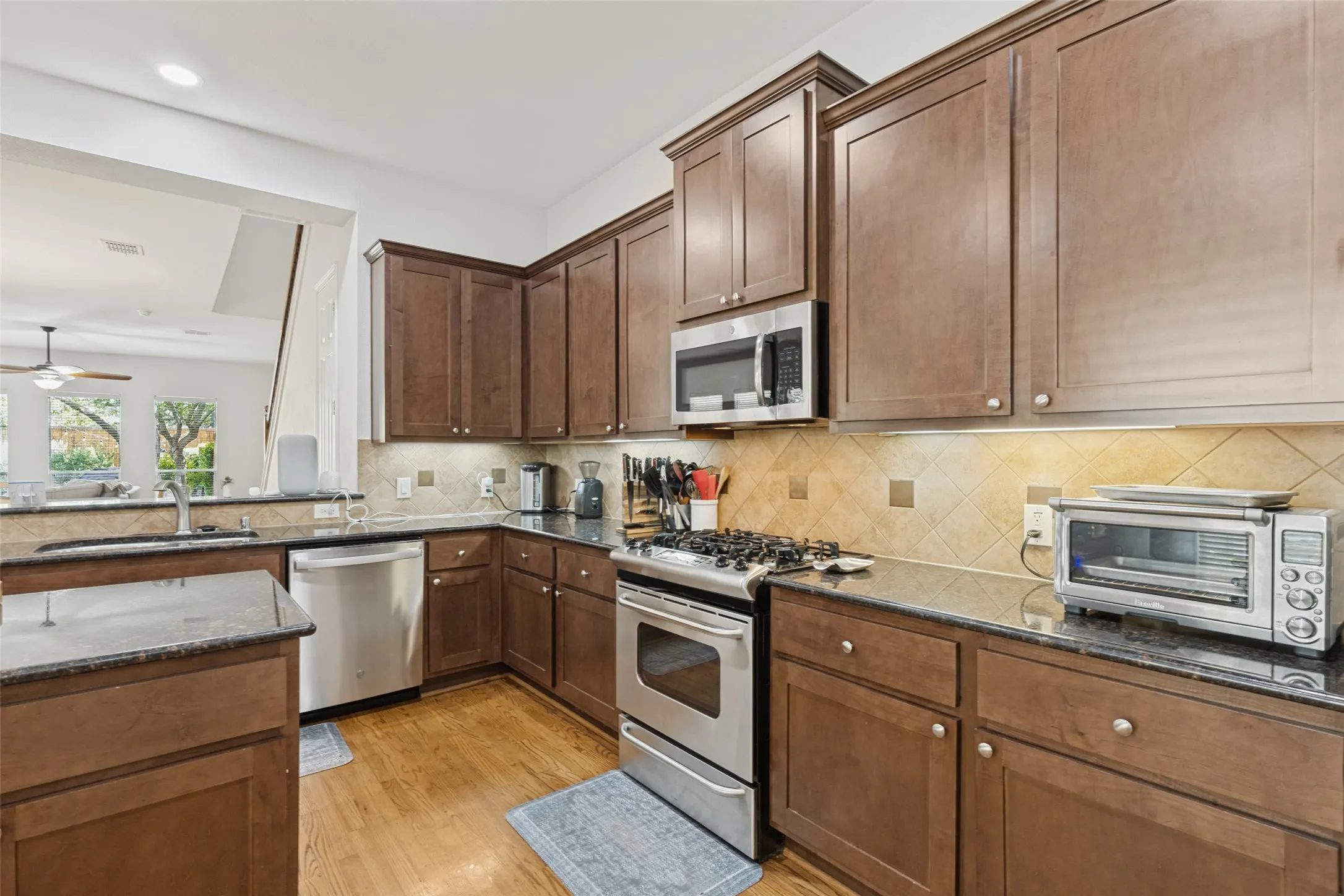 Townhouse For Sale in Dallas County , 1142 N Bishop Avenue, Dallas, Texas 75208, 3 Bedroom, 3 Bathroom, 2 Garage spaces, 2,819 Sqft, built in 2006, mls#21399806, Real Estate Agent in Dallas, Homes For Sale in Dallas county, Homes For Sale in Dallas, Realtor in Dallas Texas, Real Estate Brokerage Independent Realty Texas, Luminita Cordes Realtor