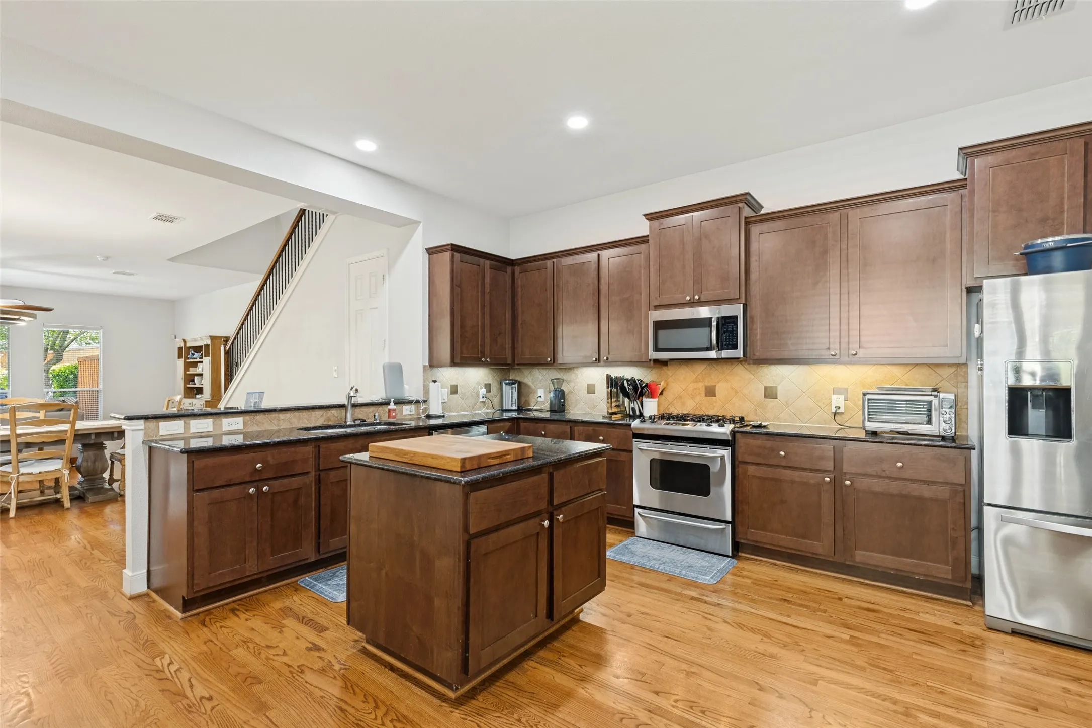 Townhouse For Sale in Dallas County , 1142 N Bishop Avenue, Dallas, Texas 75208, 3 Bedroom, 3 Bathroom, 2 Garage spaces, 2,819 Sqft, built in 2006, mls#21399806, Real Estate Agent in Dallas, Homes For Sale in Dallas county, Homes For Sale in Dallas, Realtor in Dallas Texas, Real Estate Brokerage Independent Realty Texas, Luminita Cordes Realtor