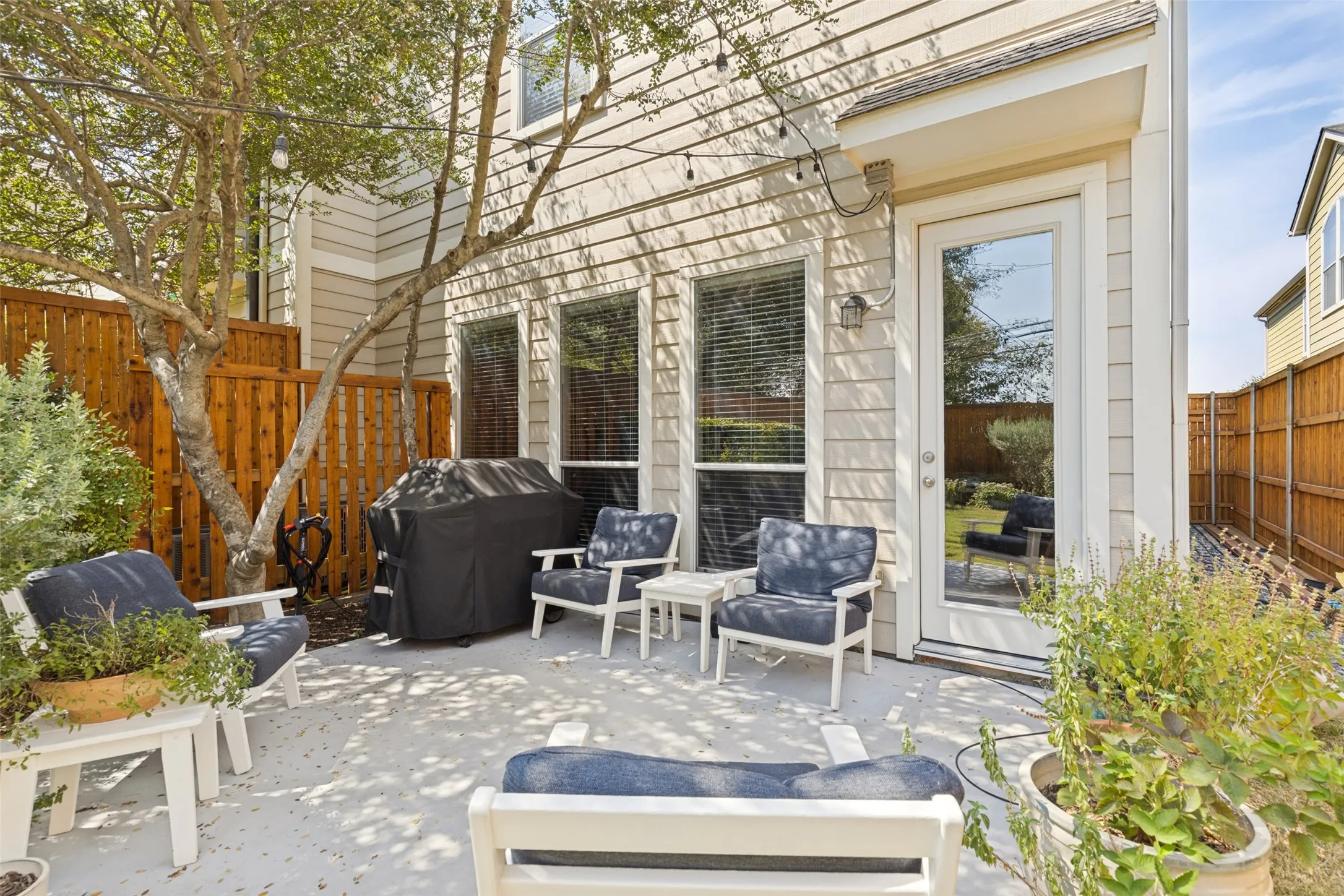 Townhouse For Sale in Dallas County , 1142 N Bishop Avenue, Dallas, Texas 75208, 3 Bedroom, 3 Bathroom, 2 Garage spaces, 2,819 Sqft, built in 2006, mls#21399806, Real Estate Agent in Dallas, Homes For Sale in Dallas county, Homes For Sale in Dallas, Realtor in Dallas Texas, Real Estate Brokerage Independent Realty Texas, Luminita Cordes Realtor
