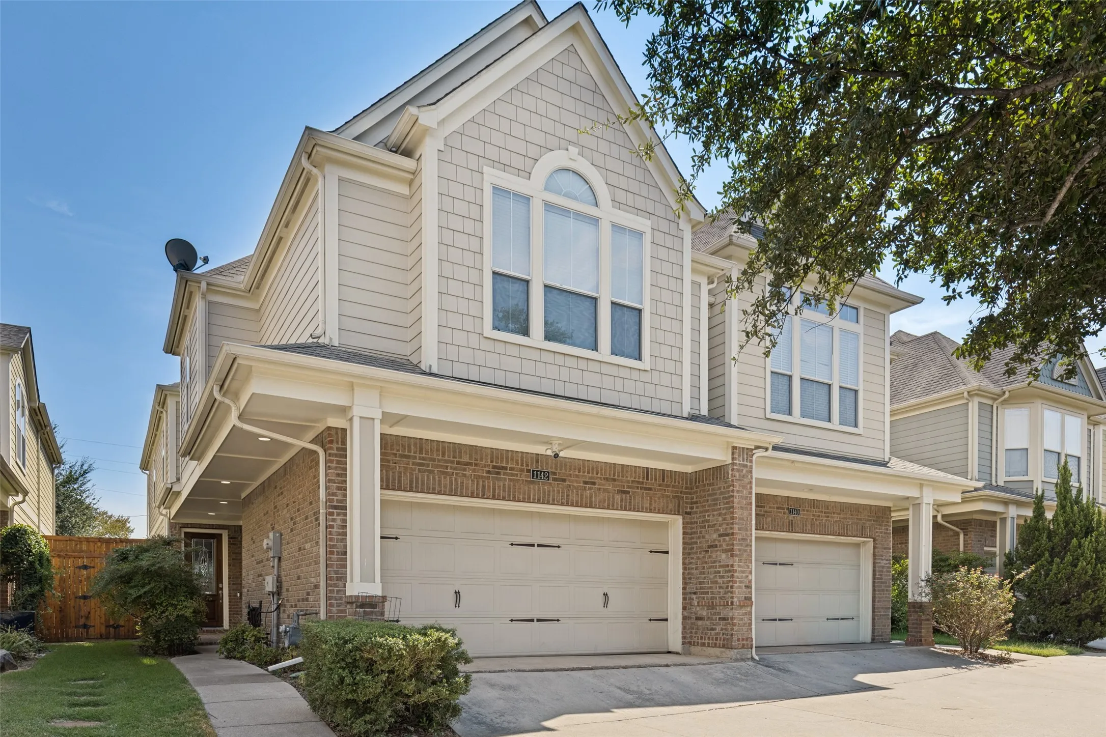 Townhouse For Sale in Dallas County , 1142 N Bishop Avenue, Dallas, Texas 75208, 3 Bedroom, 3 Bathroom, 2 Garage spaces, 2,819 Sqft, built in 2006, mls#21399806, Real Estate Agent in Dallas, Homes For Sale in Dallas county, Homes For Sale in Dallas, Realtor in Dallas Texas, Real Estate Brokerage Independent Realty Texas, Luminita Cordes Realtor