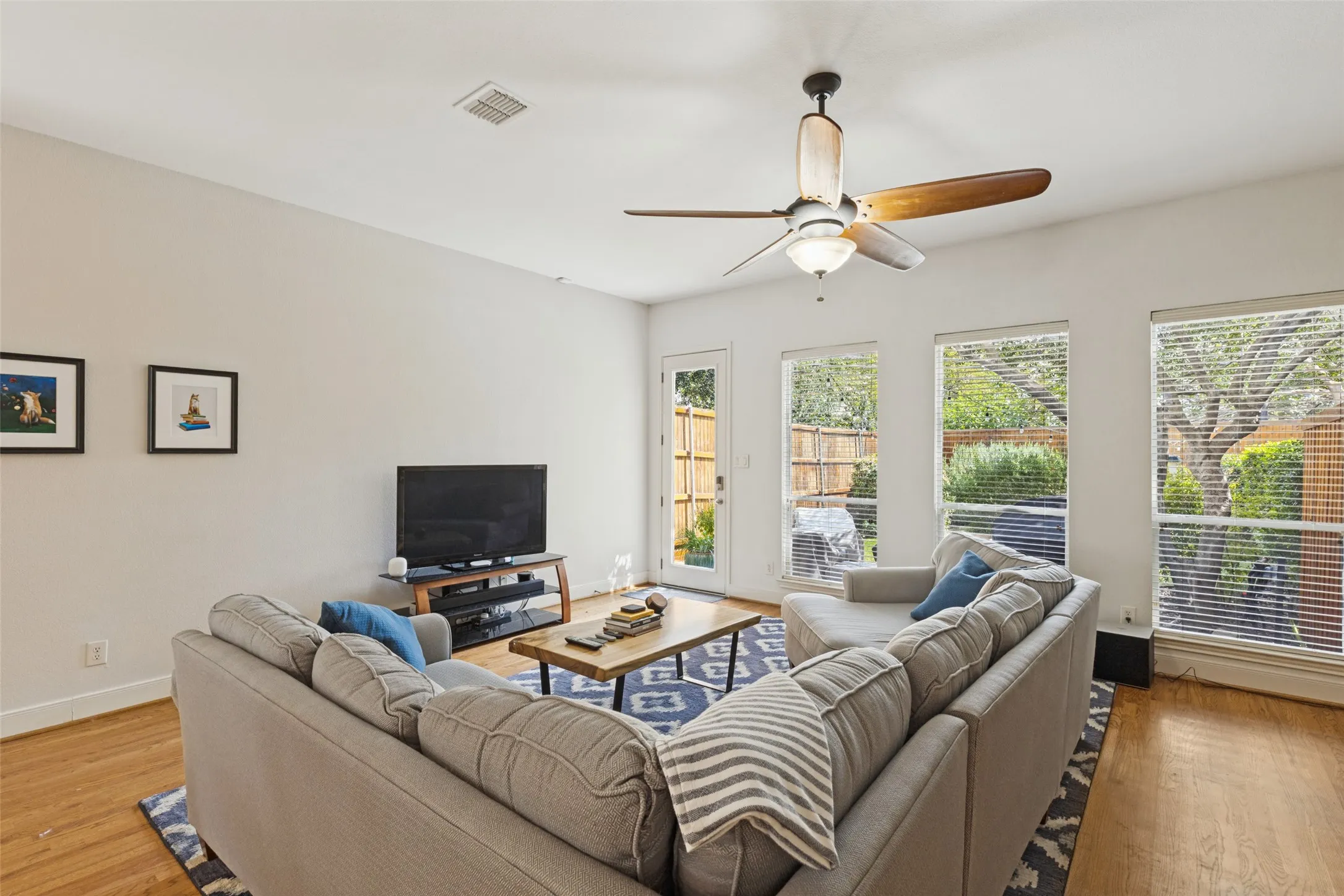 Townhouse For Sale in Dallas County , 1142 N Bishop Avenue, Dallas, Texas 75208, 3 Bedroom, 3 Bathroom, 2 Garage spaces, 2,819 Sqft, built in 2006, mls#21399806, Real Estate Agent in Dallas, Homes For Sale in Dallas county, Homes For Sale in Dallas, Realtor in Dallas Texas, Real Estate Brokerage Independent Realty Texas, Luminita Cordes Realtor