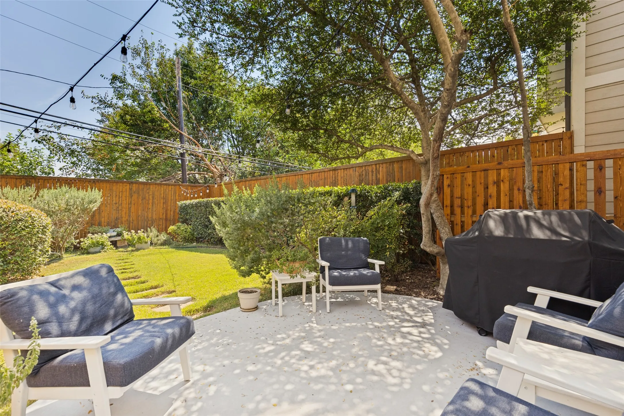 Townhouse For Sale in Dallas County , 1142 N Bishop Avenue, Dallas, Texas 75208, 3 Bedroom, 3 Bathroom, 2 Garage spaces, 2,819 Sqft, built in 2006, mls#21399806, Real Estate Agent in Dallas, Homes For Sale in Dallas county, Homes For Sale in Dallas, Realtor in Dallas Texas, Real Estate Brokerage Independent Realty Texas, Luminita Cordes Realtor