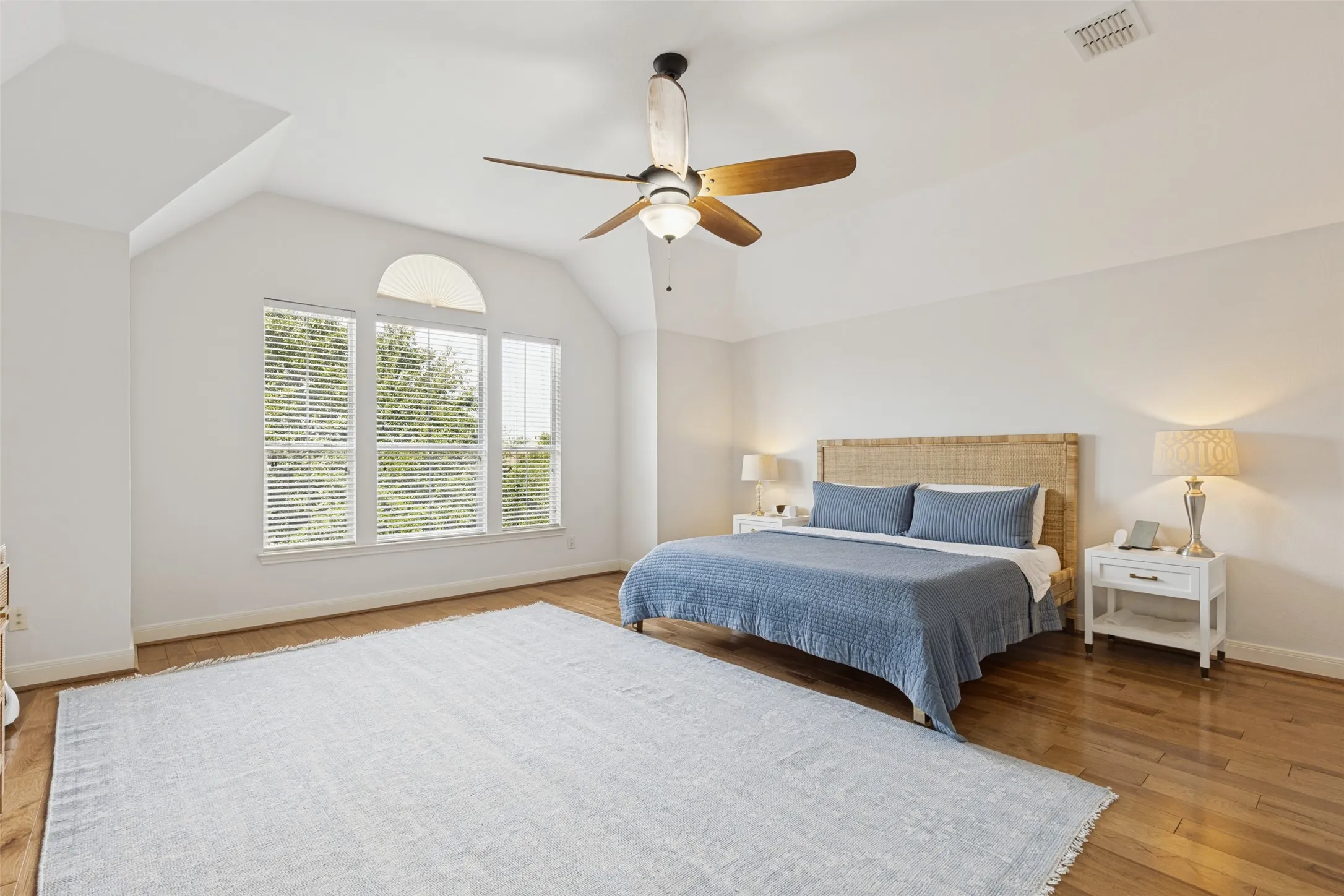 Townhouse For Sale in Dallas County , 1142 N Bishop Avenue, Dallas, Texas 75208, 3 Bedroom, 3 Bathroom, 2 Garage spaces, 2,819 Sqft, built in 2006, mls#21399806, Real Estate Agent in Dallas, Homes For Sale in Dallas county, Homes For Sale in Dallas, Realtor in Dallas Texas, Real Estate Brokerage Independent Realty Texas, Luminita Cordes Realtor