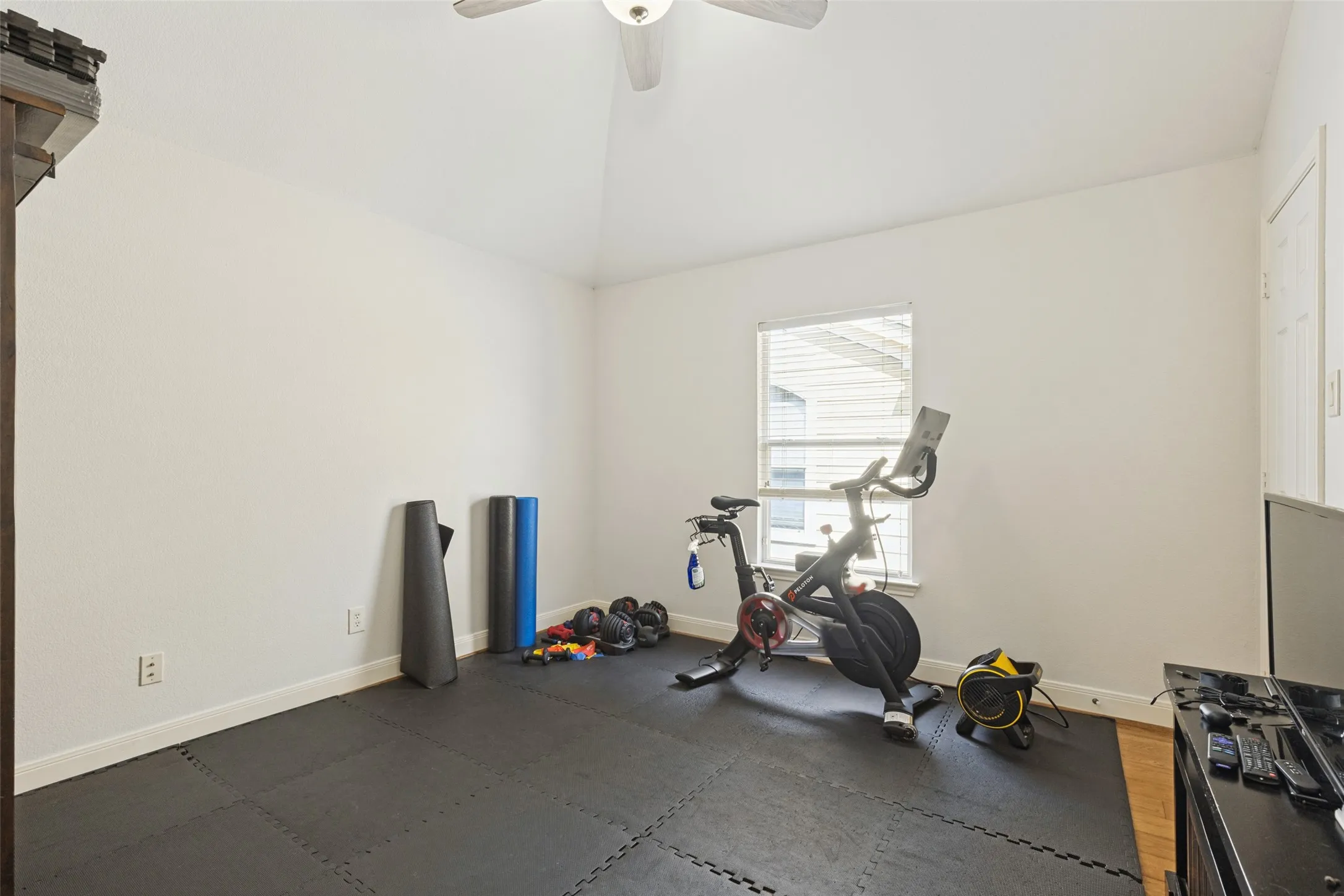 Townhouse For Sale in Dallas County , 1142 N Bishop Avenue, Dallas, Texas 75208, 3 Bedroom, 3 Bathroom, 2 Garage spaces, 2,819 Sqft, built in 2006, mls#21399806, Real Estate Agent in Dallas, Homes For Sale in Dallas county, Homes For Sale in Dallas, Realtor in Dallas Texas, Real Estate Brokerage Independent Realty Texas, Luminita Cordes Realtor