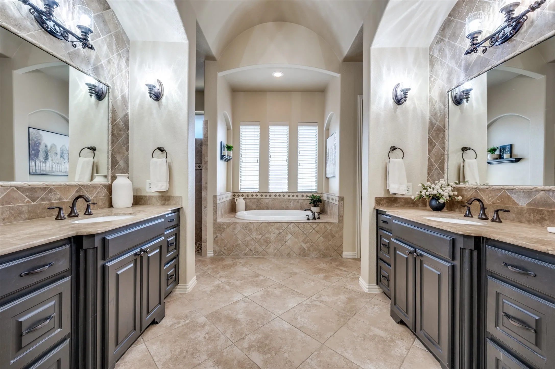 Single Family Residence For Sale in Collin County , 14860 Bardwell Lane, Frisco, Texas 75035, 5 Bedroom, 5 Bathroom, 3 Garage spaces, 4,776 Sqft, built in 2012, mls#21399780, Real Estate Agent in Frisco, Homes For Sale in Collin county, Homes For Sale in Frisco, Realtor in Frisco Texas, Real Estate Brokerage Independent Realty Texas, Luminita Cordes Realtor