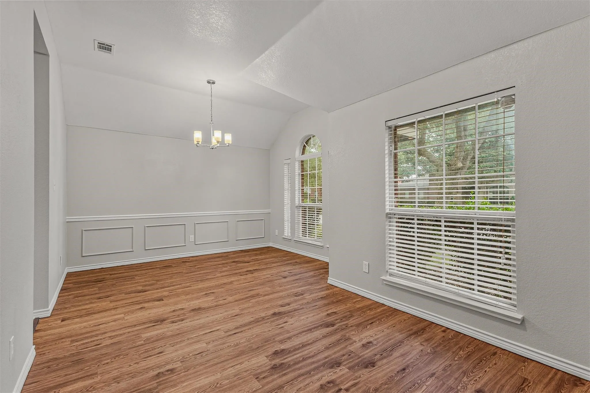 Single Family Residence For Rent in Dallas County , 7413 Providence Drive, Rowlett, Texas 75089, 3 Bedroom, 3 Bathroom, 2 Garage spaces, 2,454 Sqft, built in 2005, mls#21399799, Real Estate Agent in Rowlett, Homes For Rent in Dallas county, Homes For Rent in Rowlett, Realtor in Rowlett Texas, Real Estate Brokerage Independent Realty Texas, Luminita Cordes Realtor