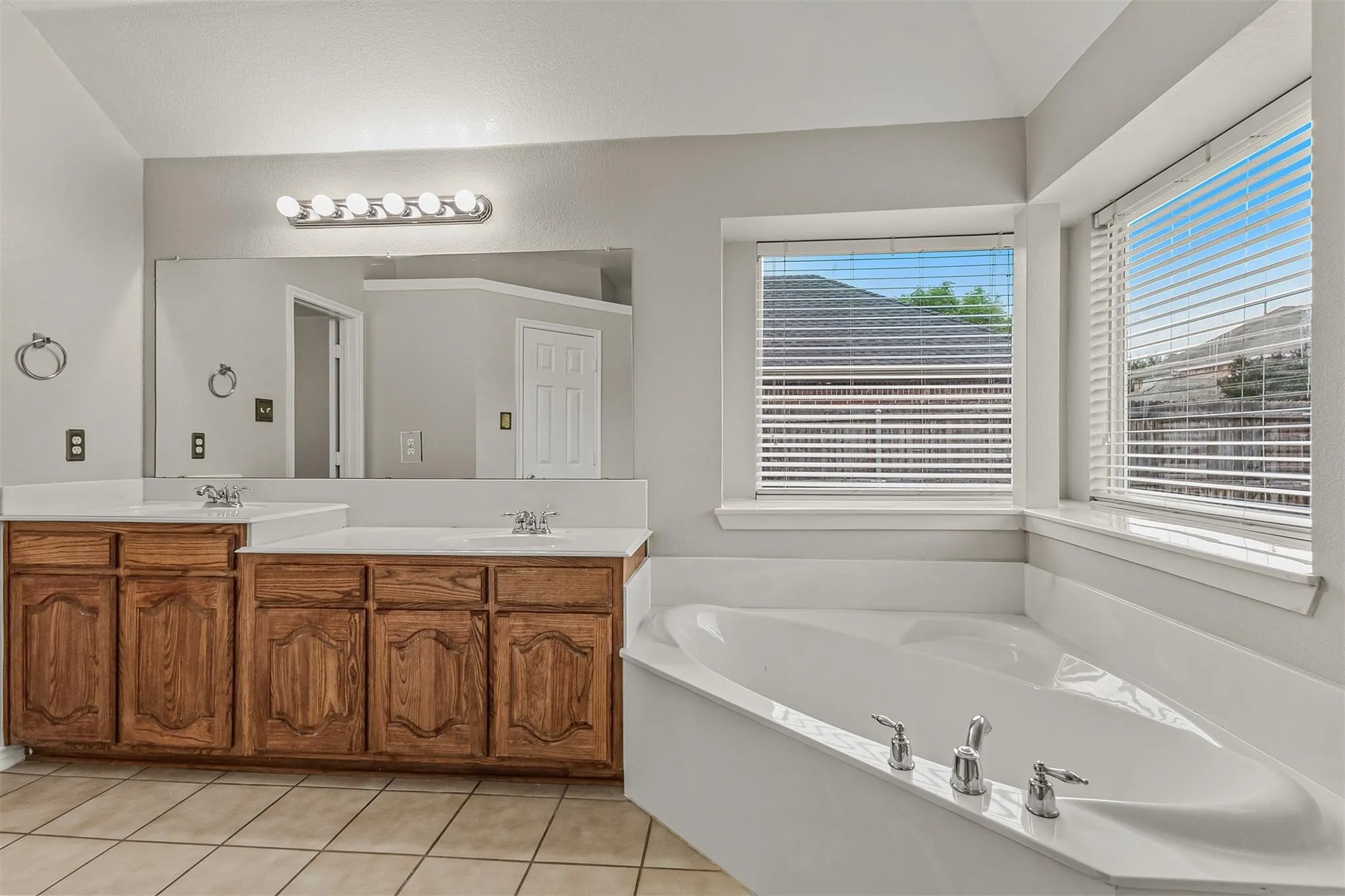 Single Family Residence For Rent in Dallas County , 7413 Providence Drive, Rowlett, Texas 75089, 3 Bedroom, 3 Bathroom, 2 Garage spaces, 2,454 Sqft, built in 2005, mls#21399799, Real Estate Agent in Rowlett, Homes For Rent in Dallas county, Homes For Rent in Rowlett, Realtor in Rowlett Texas, Real Estate Brokerage Independent Realty Texas, Luminita Cordes Realtor